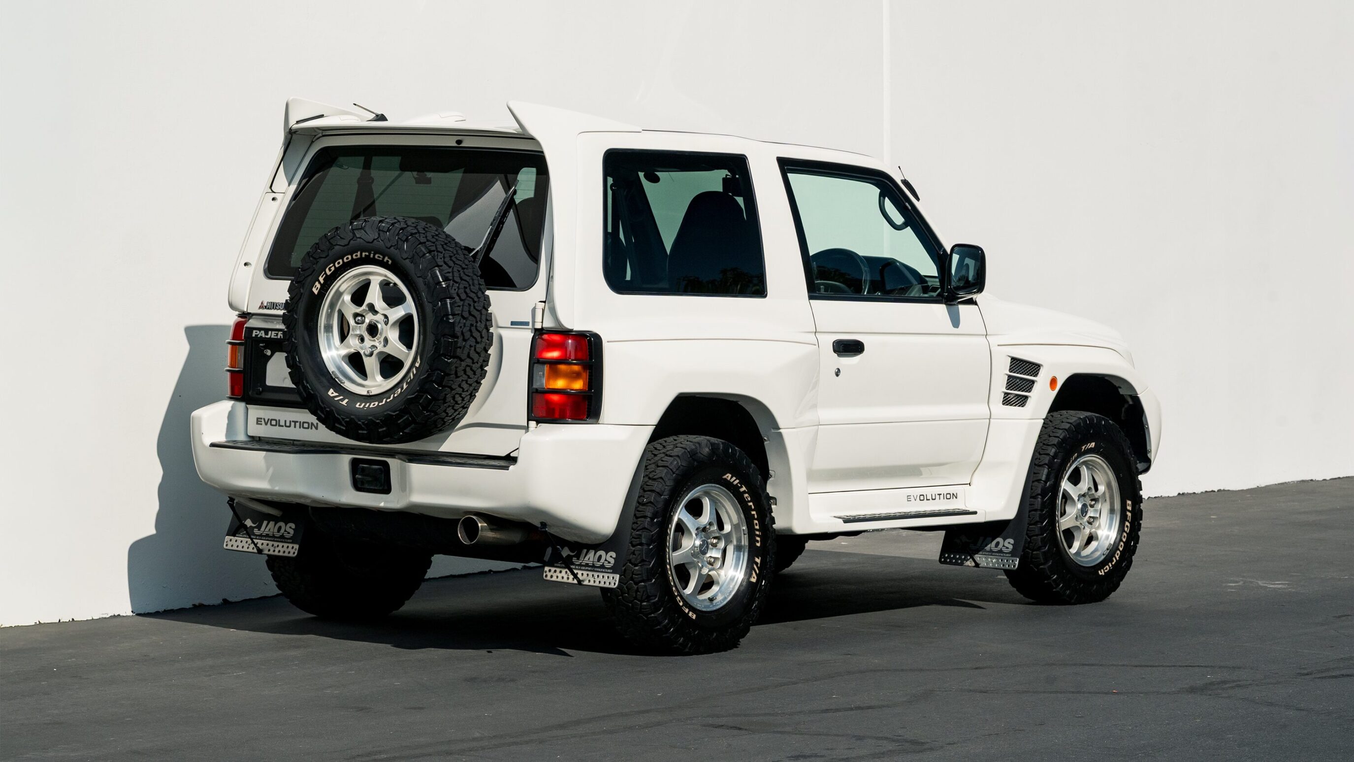 
								1999 Mitsubishi Pajero Evolution full									