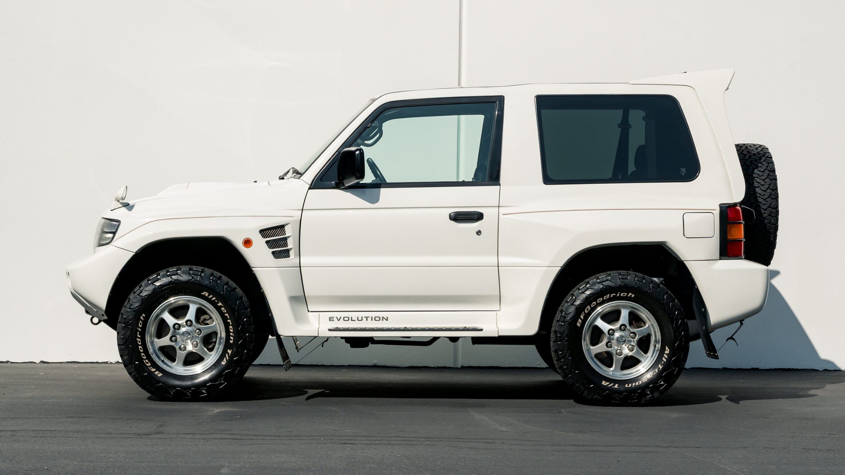 
								1999 Mitsubishi Pajero Evolution full									