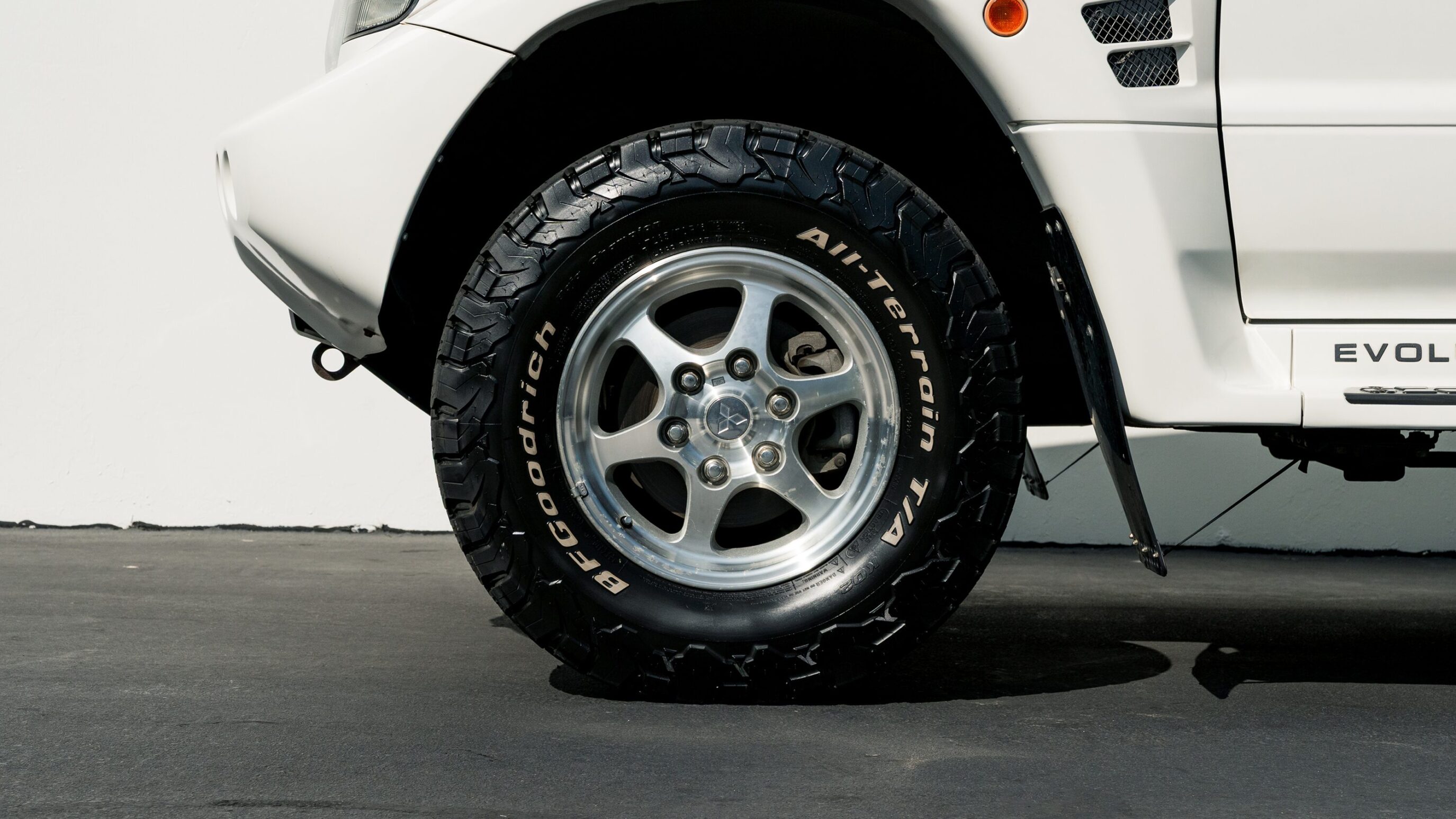 
								1999 Mitsubishi Pajero Evolution full									