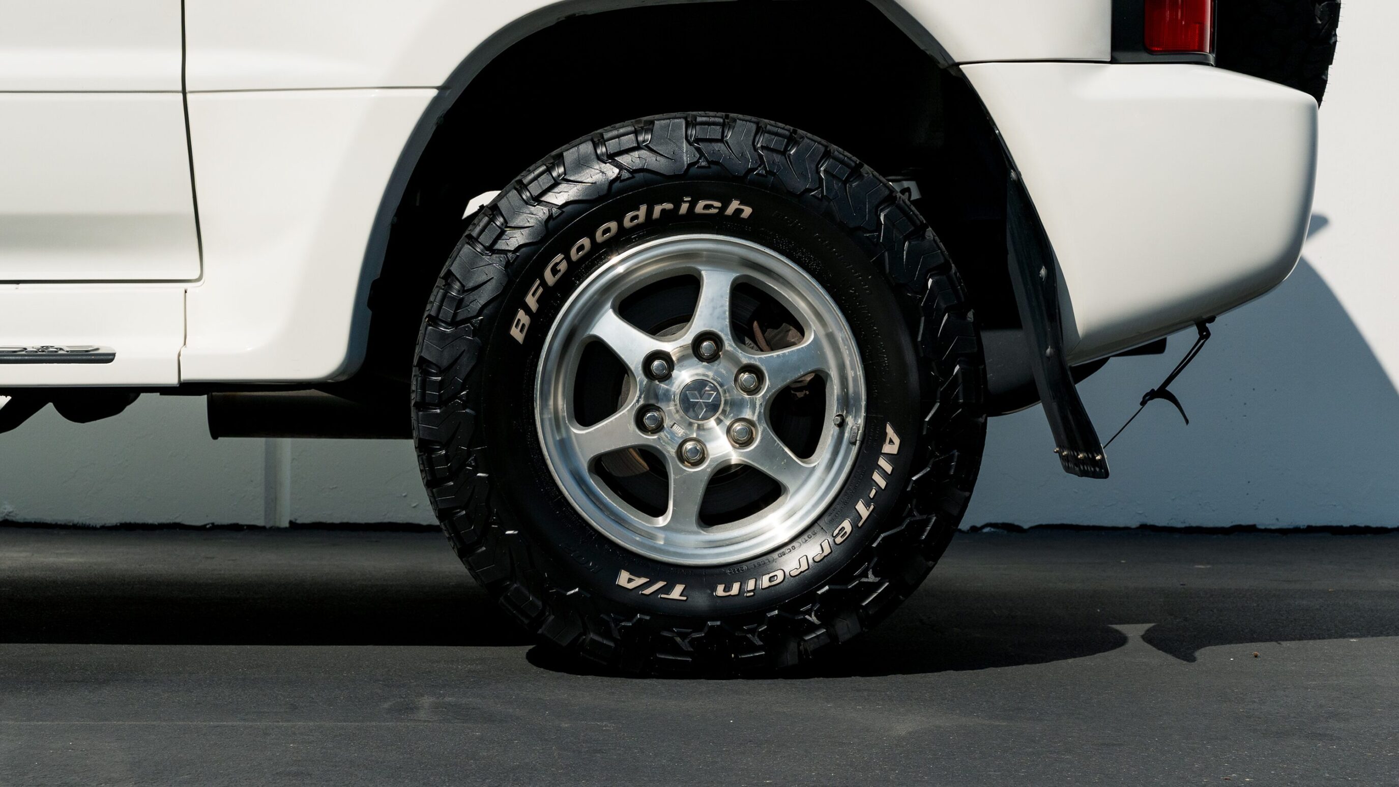 
								1999 Mitsubishi Pajero Evolution full									