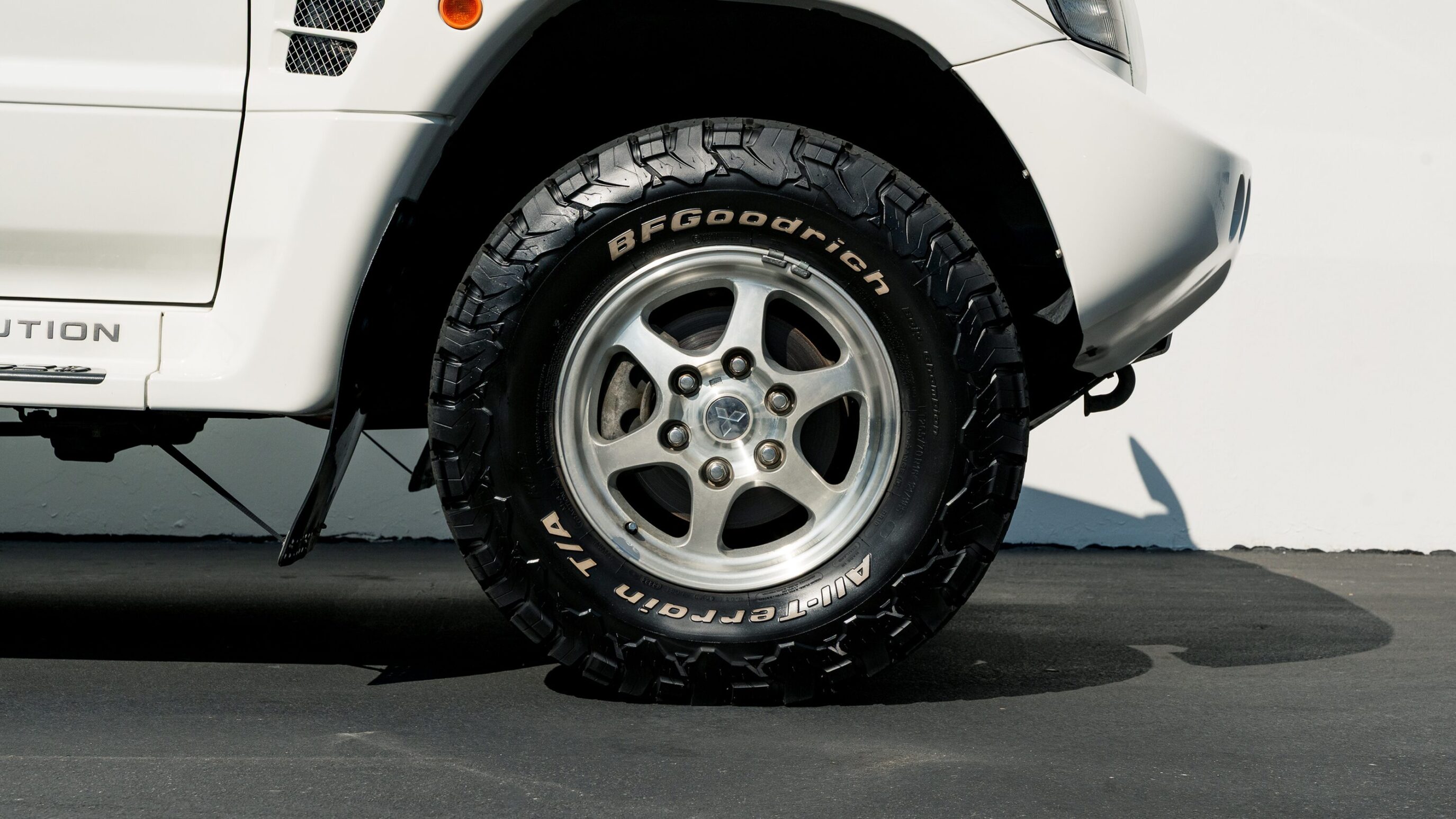 
								1999 Mitsubishi Pajero Evolution full									