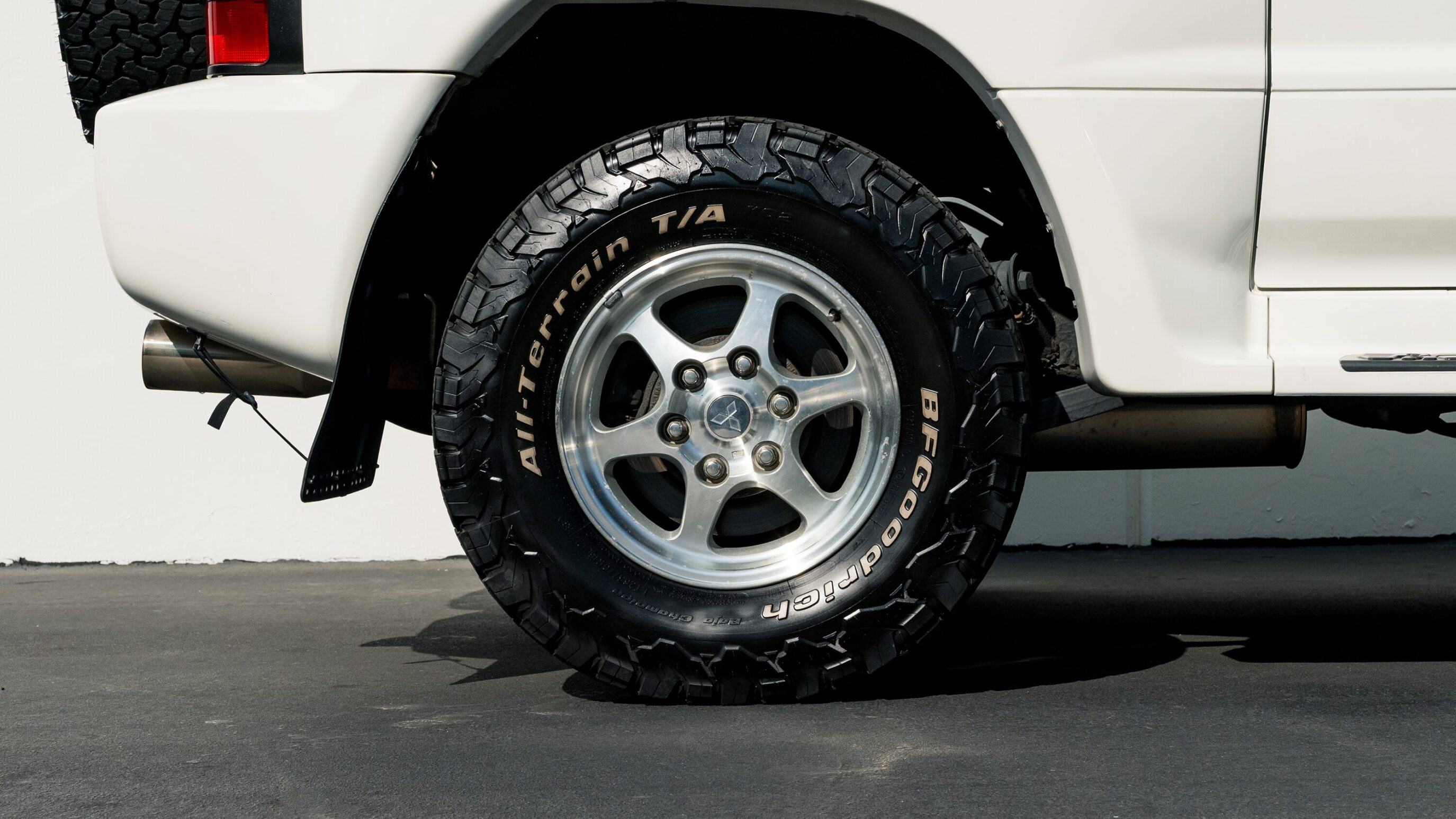 
								1999 Mitsubishi Pajero Evolution full									