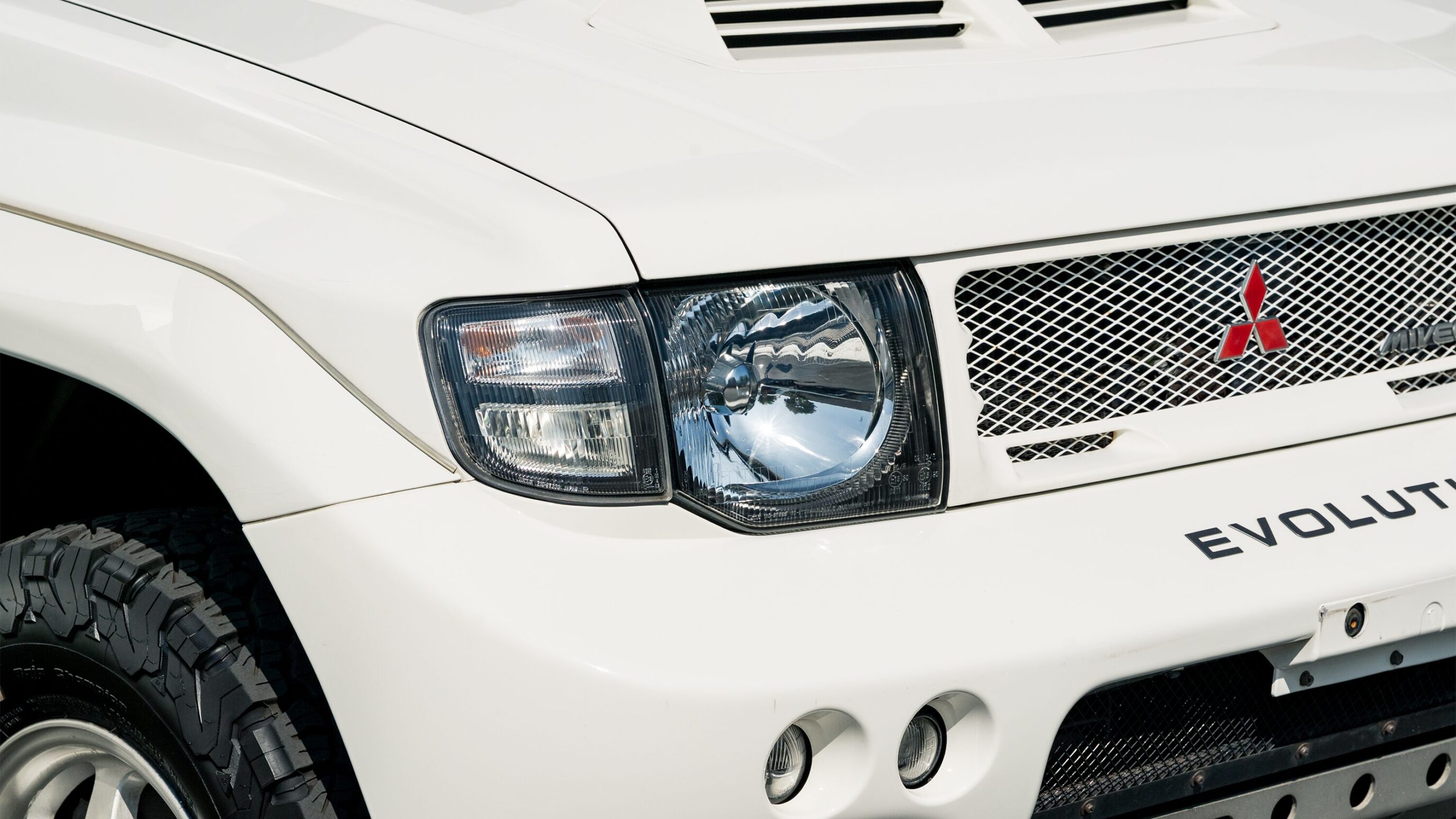 
								1999 Mitsubishi Pajero Evolution full									