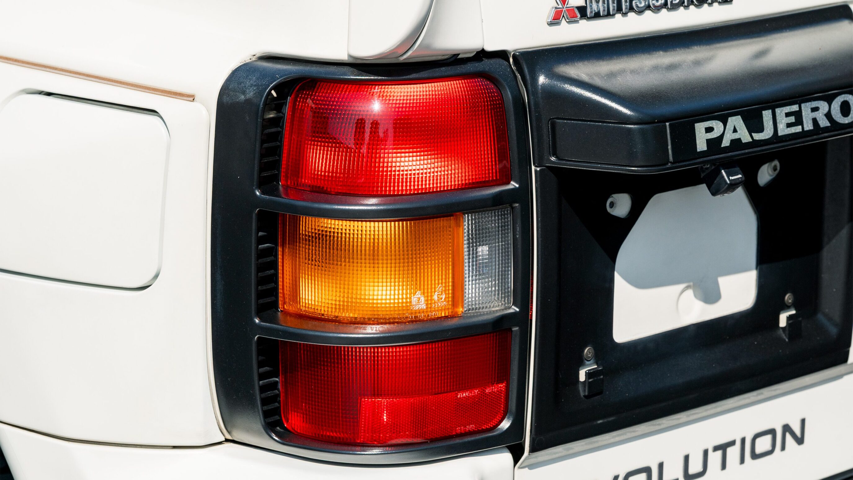 
								1999 Mitsubishi Pajero Evolution full									