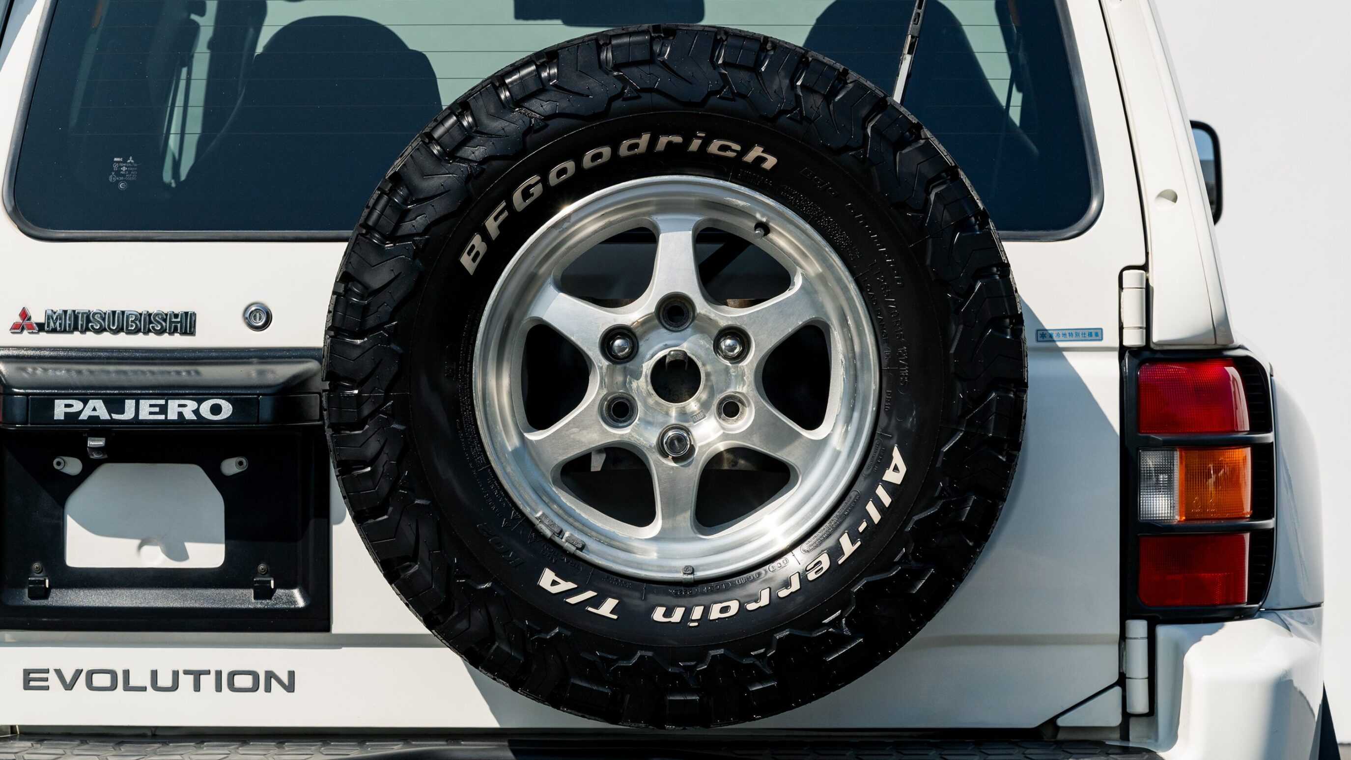 
								1999 Mitsubishi Pajero Evolution full									