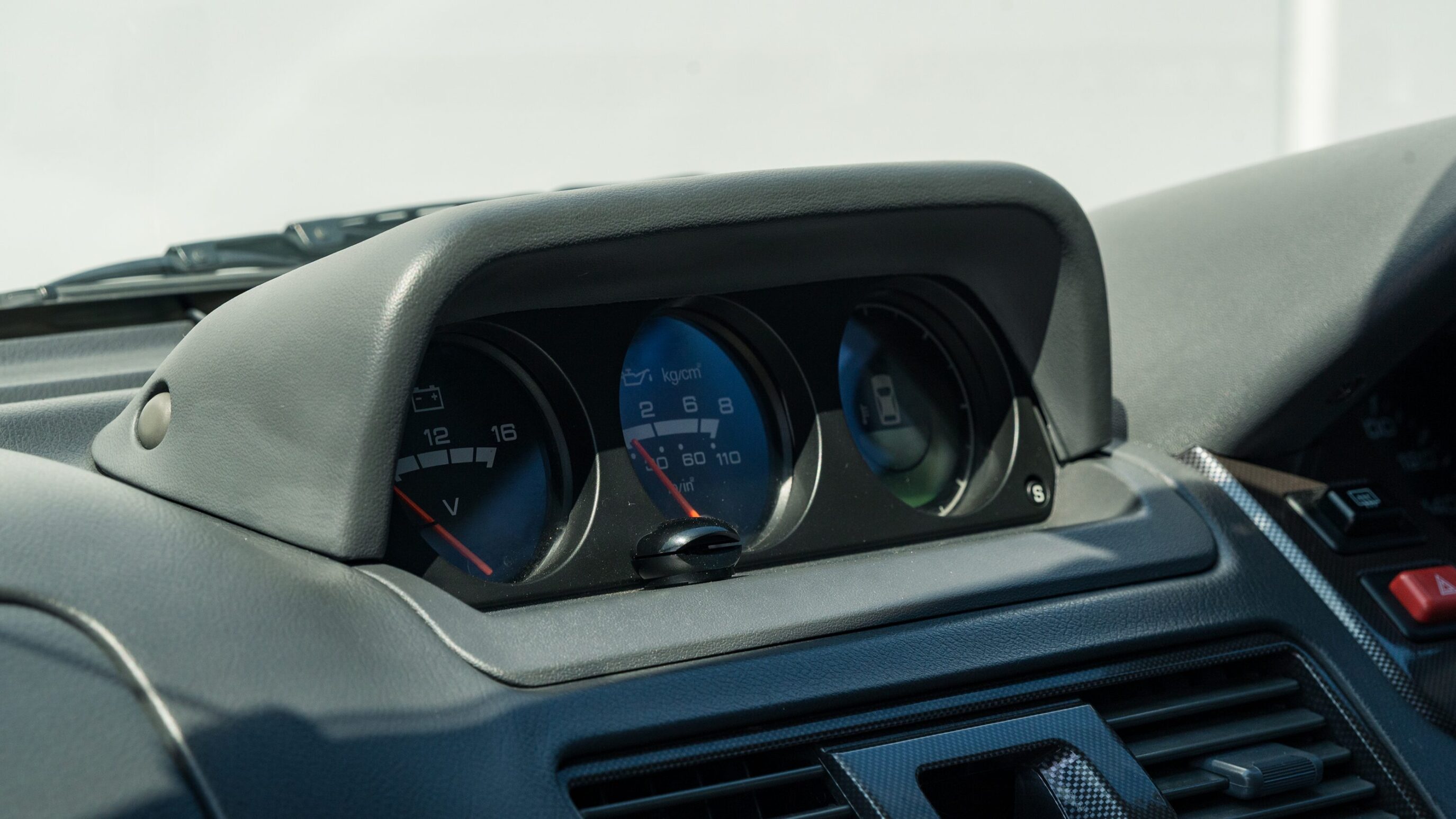 
								1999 Mitsubishi Pajero Evolution full									