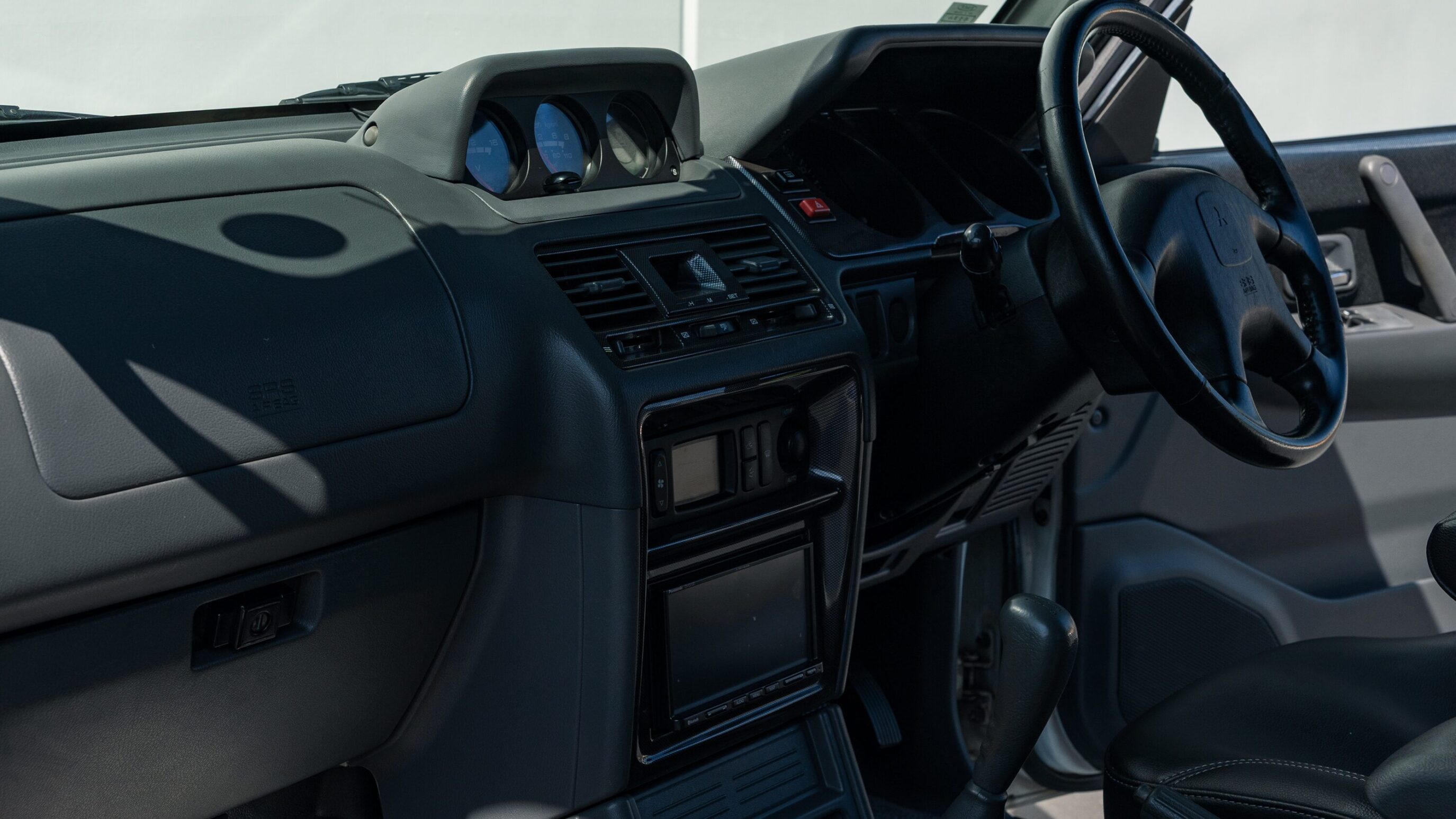 
								1999 Mitsubishi Pajero Evolution full									