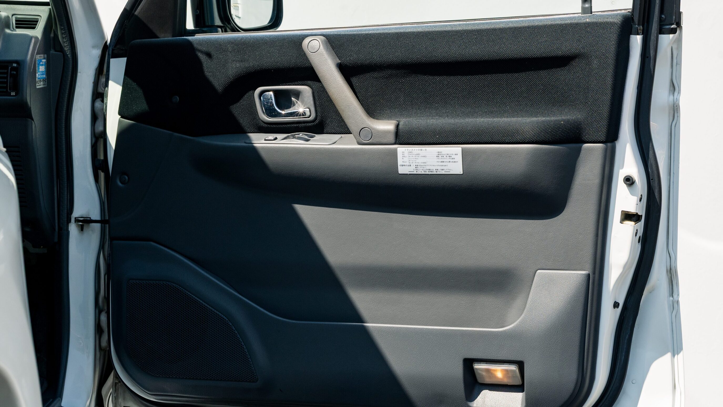 
								1999 Mitsubishi Pajero Evolution full									