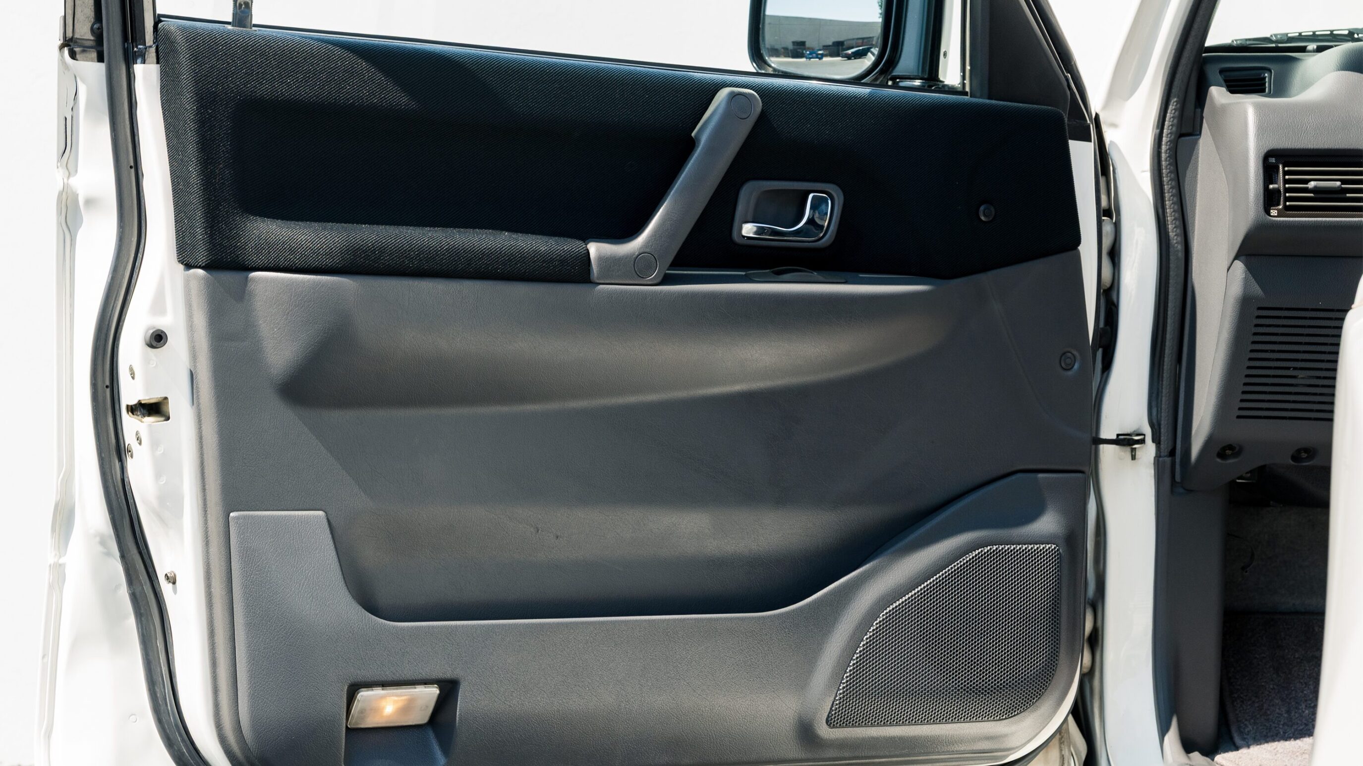 
								1999 Mitsubishi Pajero Evolution full									