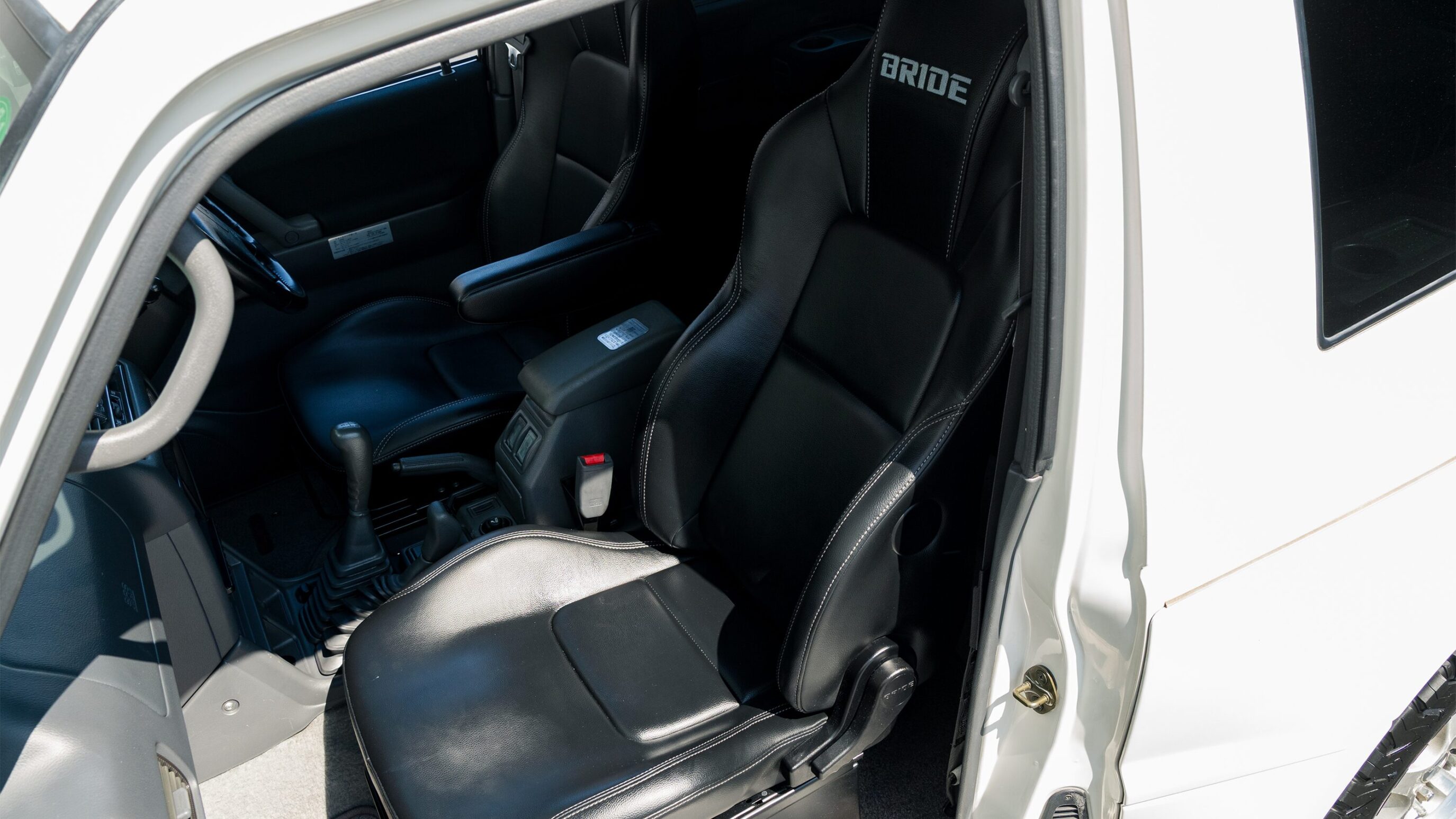 
								1999 Mitsubishi Pajero Evolution full									