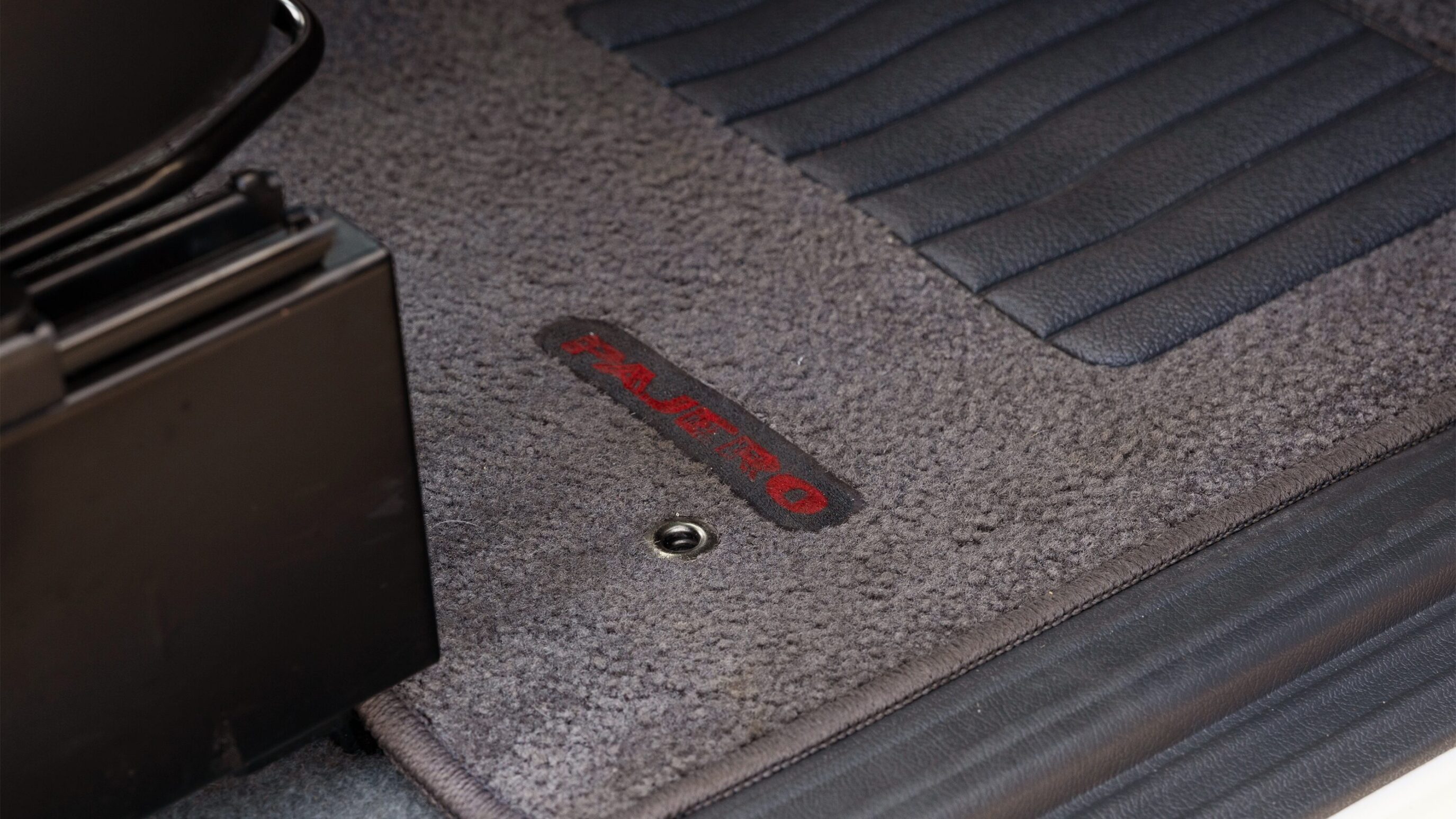 
								1999 Mitsubishi Pajero Evolution full									