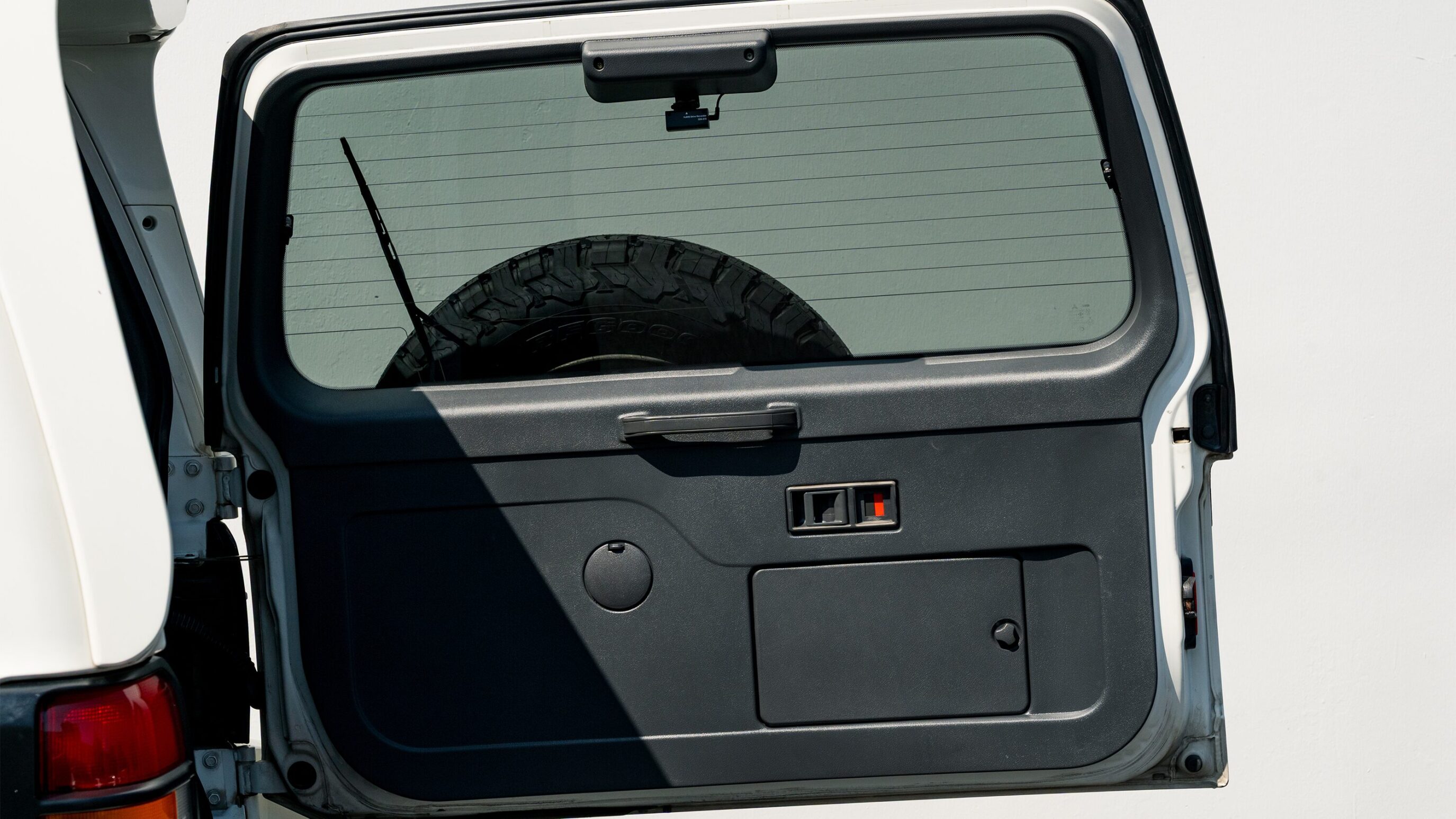 
								1999 Mitsubishi Pajero Evolution full									