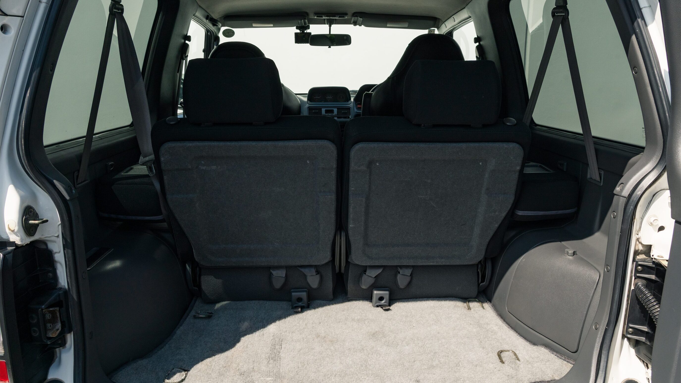 
								1999 Mitsubishi Pajero Evolution full									