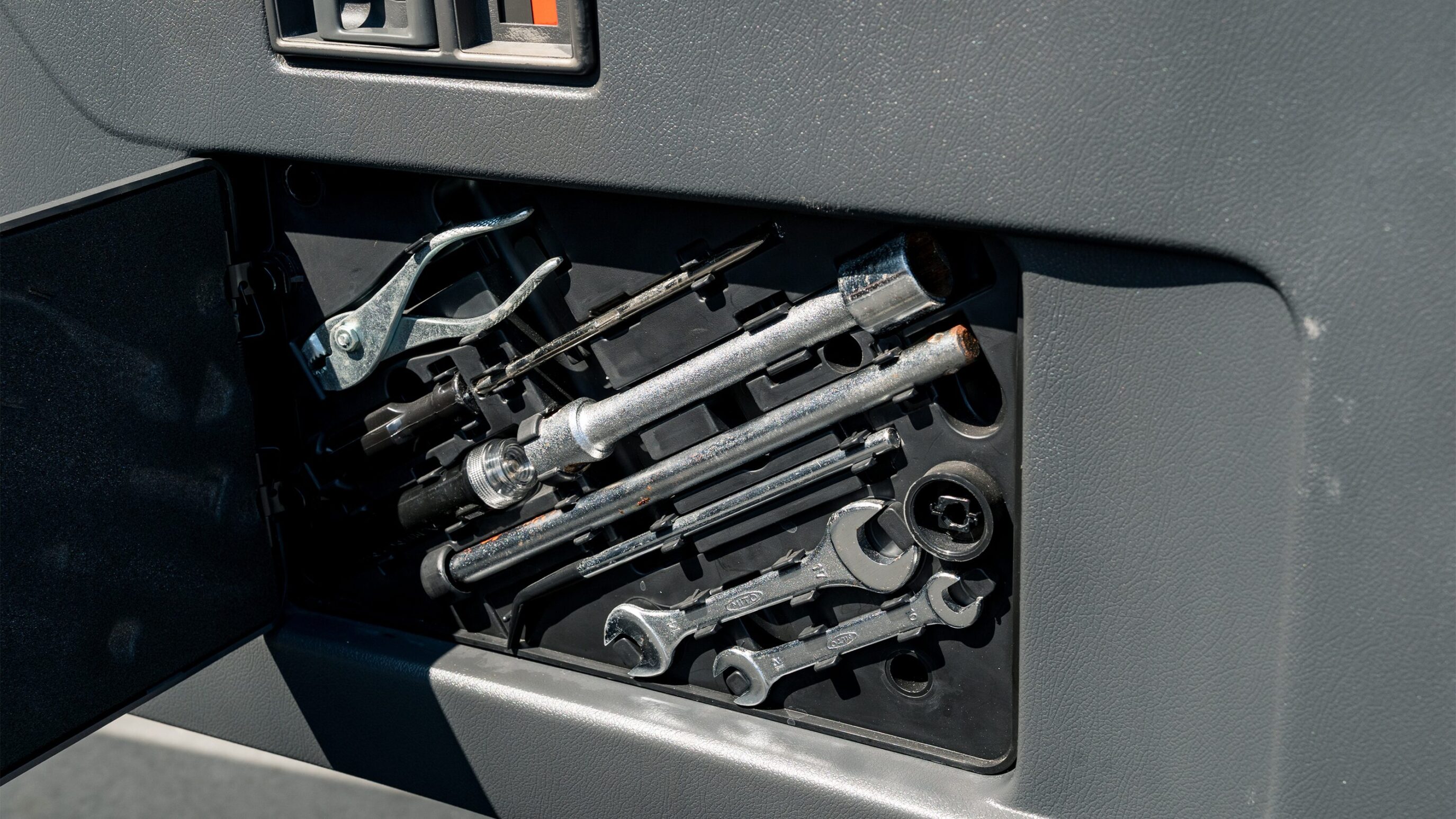 
								1999 Mitsubishi Pajero Evolution full									