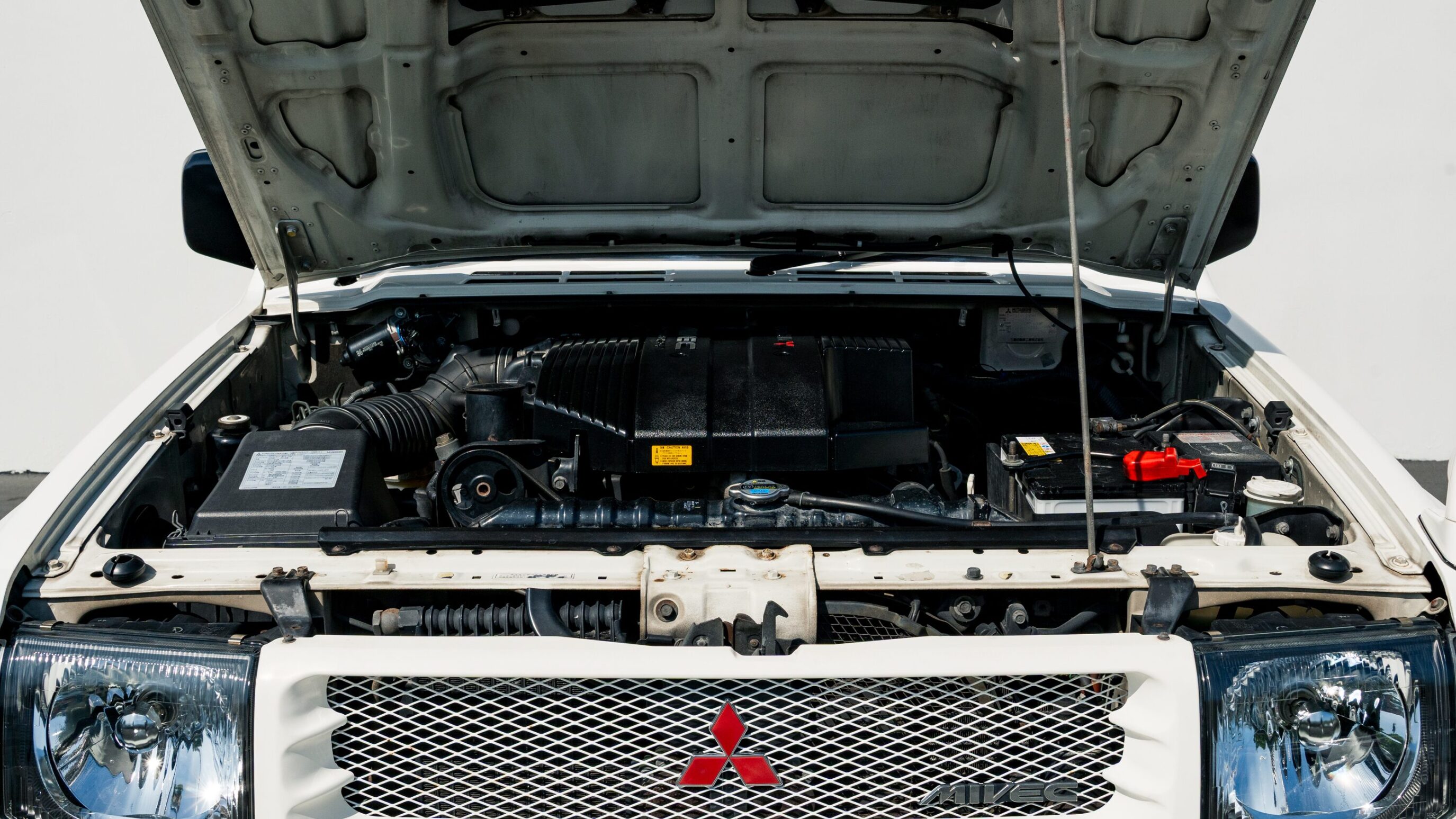 
								1999 Mitsubishi Pajero Evolution full									