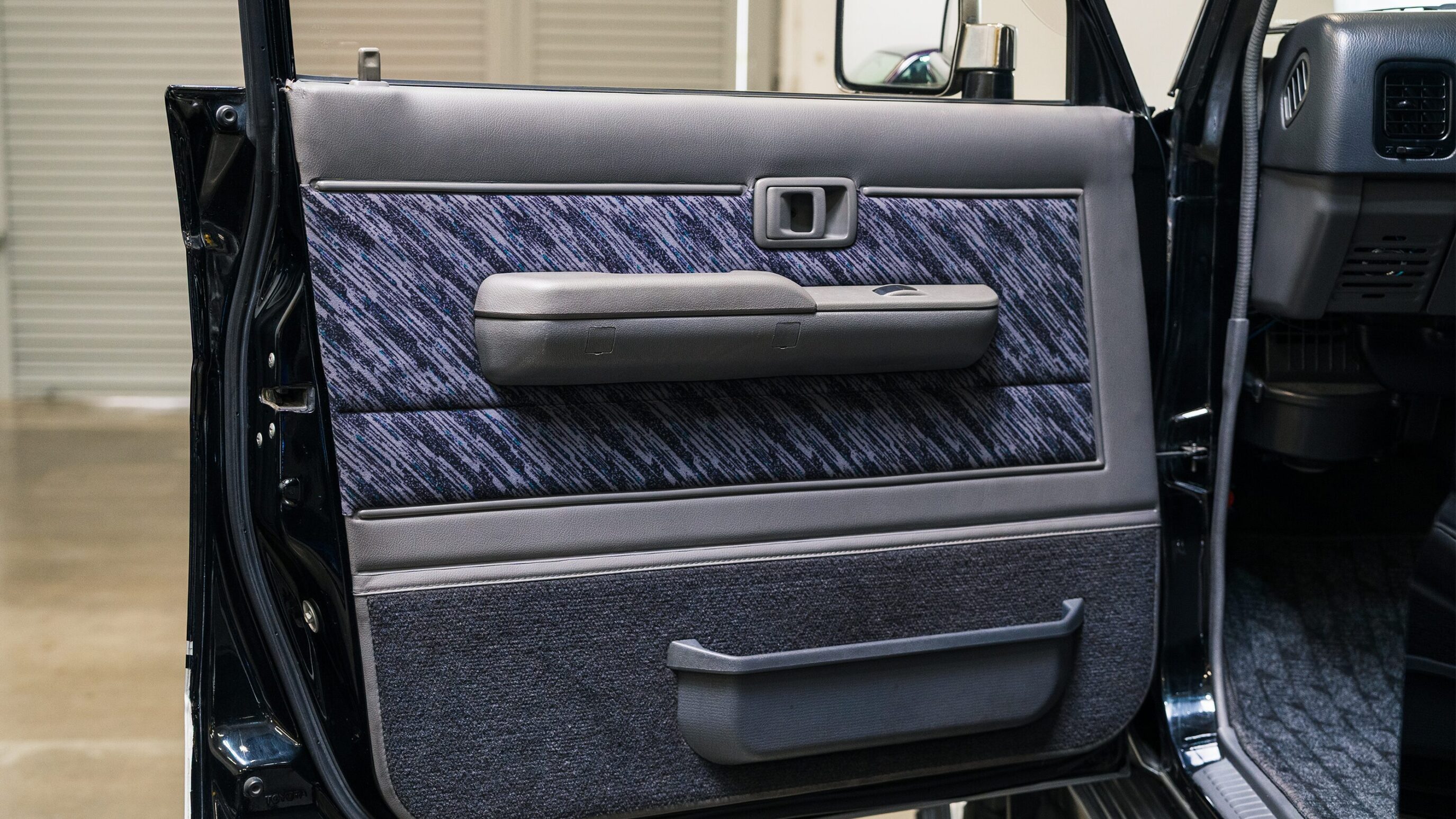 
								1993 Toyota Land Cruiser H/T KZJ78 Black full									