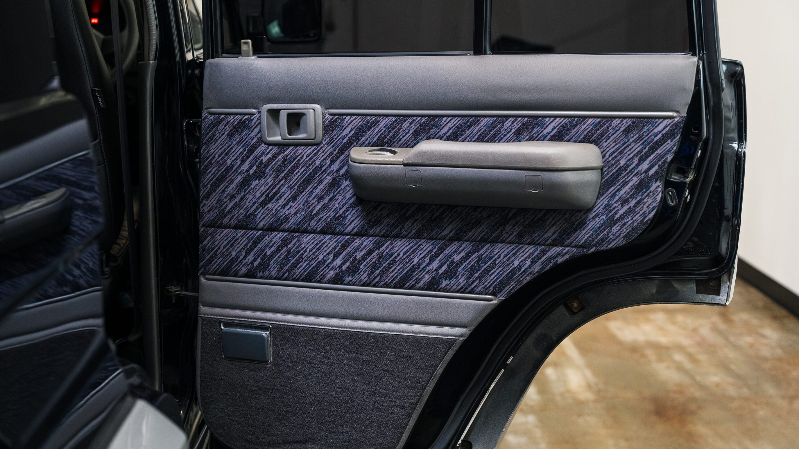 
								1993 Toyota Land Cruiser H/T KZJ78 Black full									