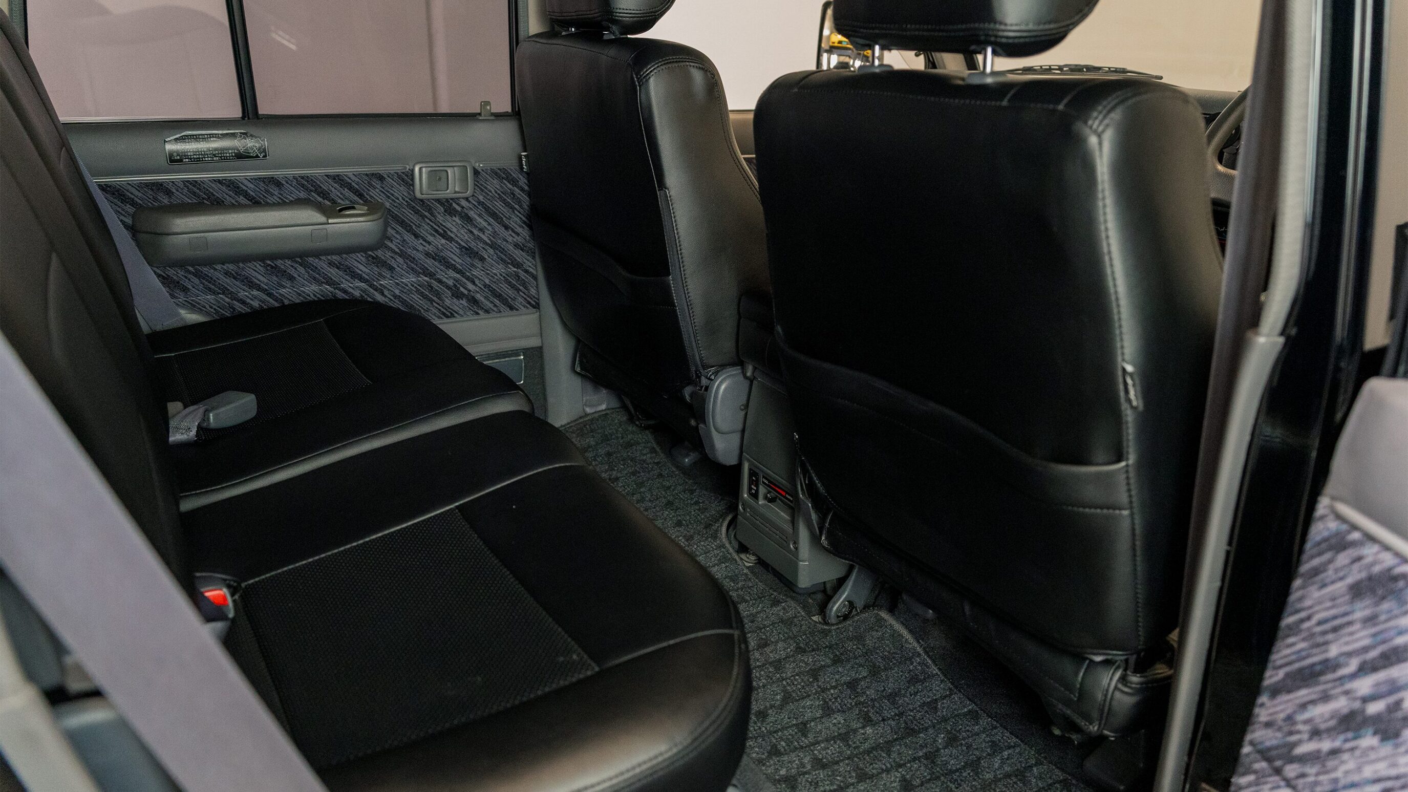 
								1993 Toyota Land Cruiser H/T KZJ78 Black full									