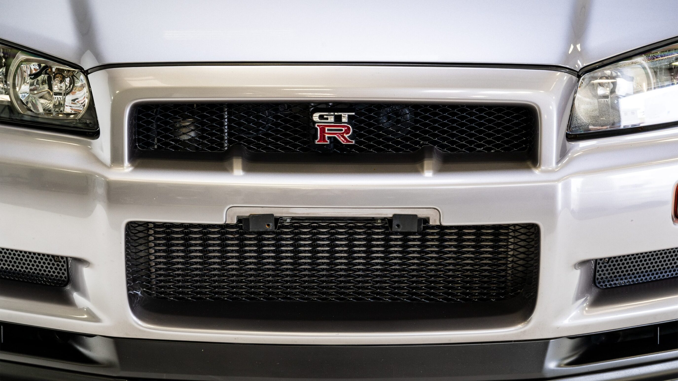 
								1999 Nissan Skyline GTR (BNR34) V-Spec Athlete Silver full									