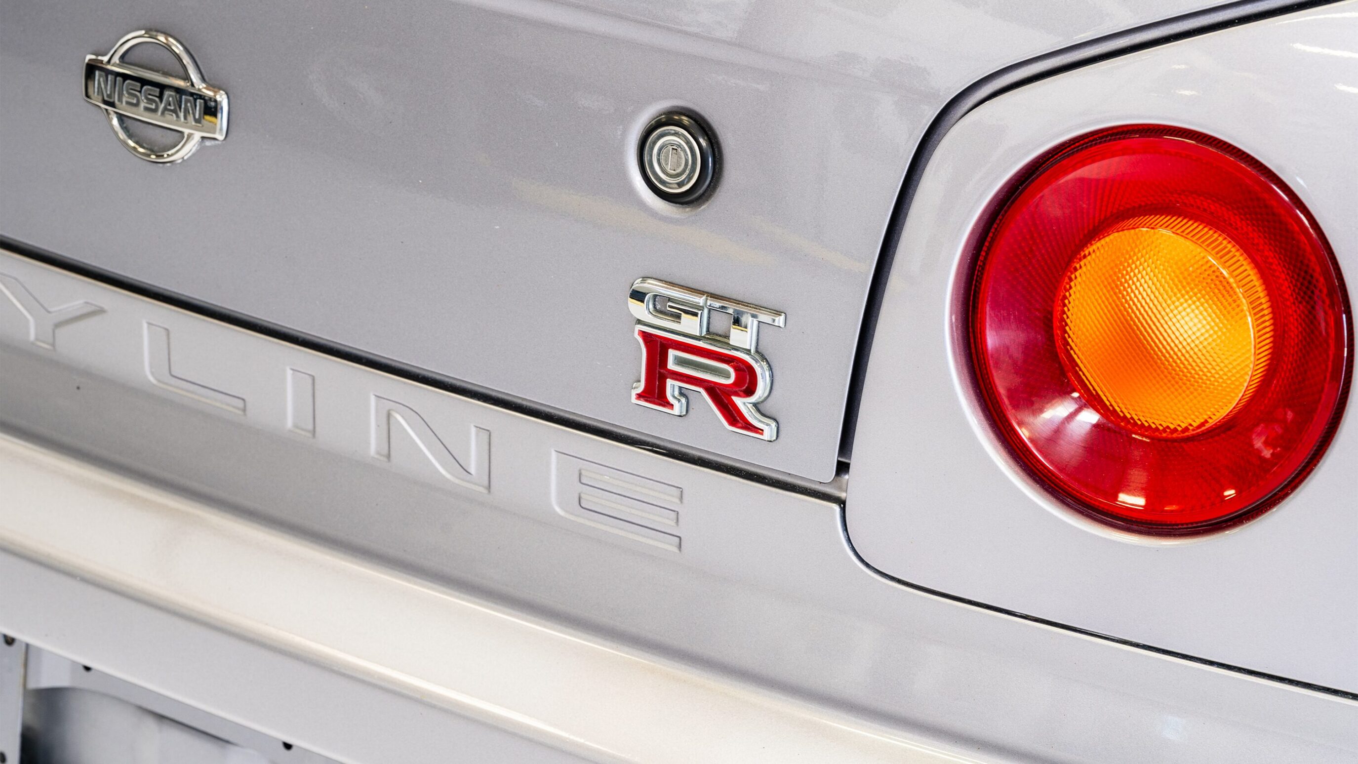 
								1999 Nissan Skyline GTR (BNR34) V-Spec Athlete Silver full									