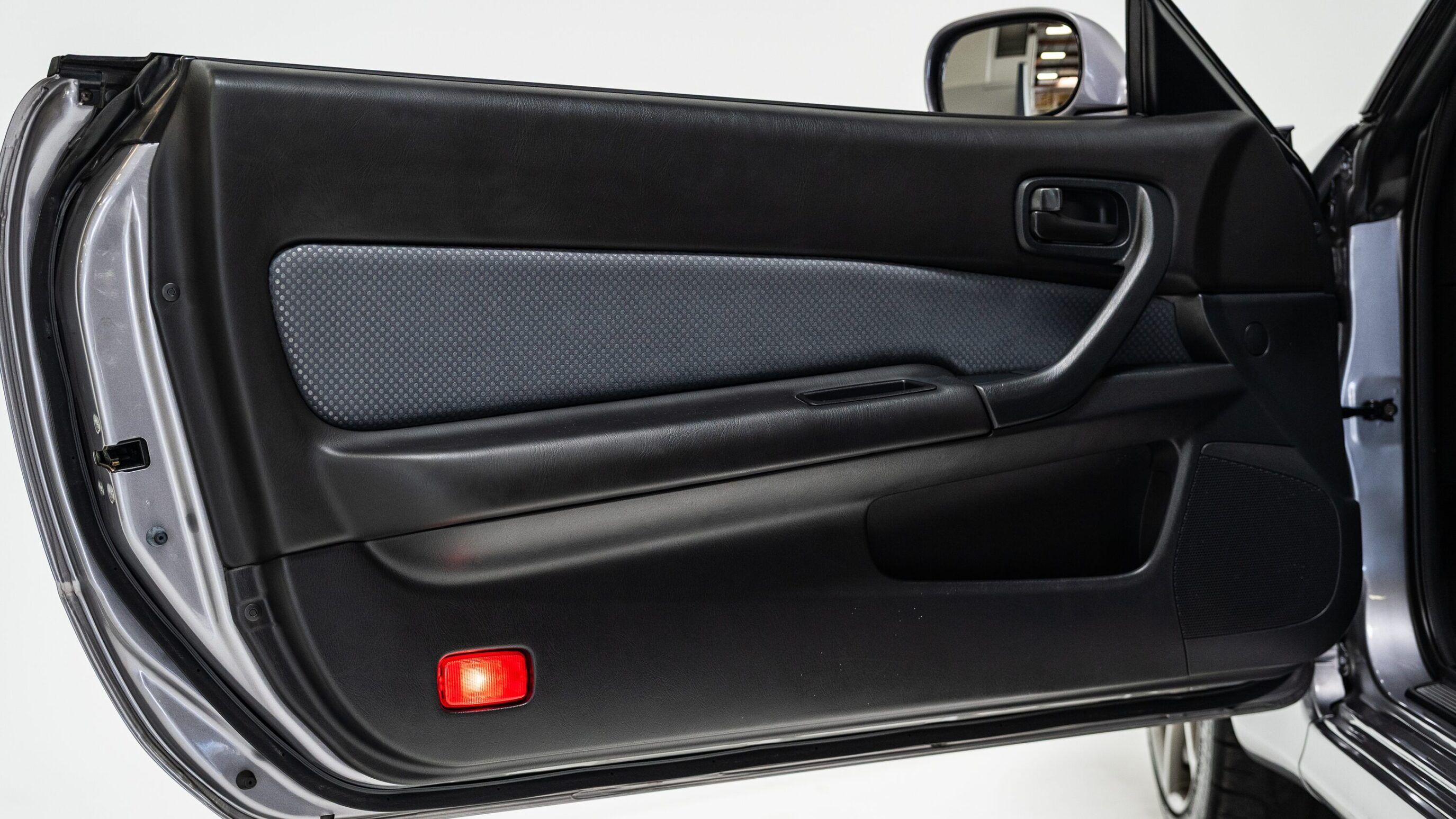 
								1999 Nissan Skyline GTR (BNR34) V-Spec Athlete Silver full									