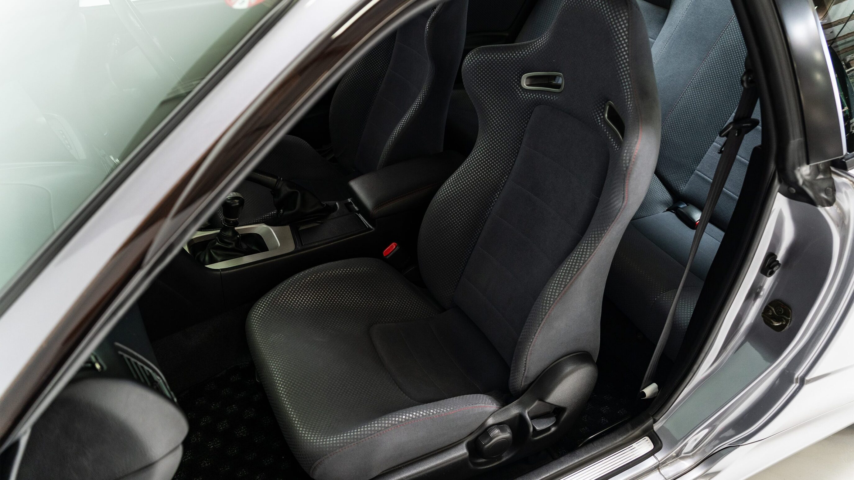 
								1999 Nissan Skyline GTR (BNR34) V-Spec Athlete Silver full									