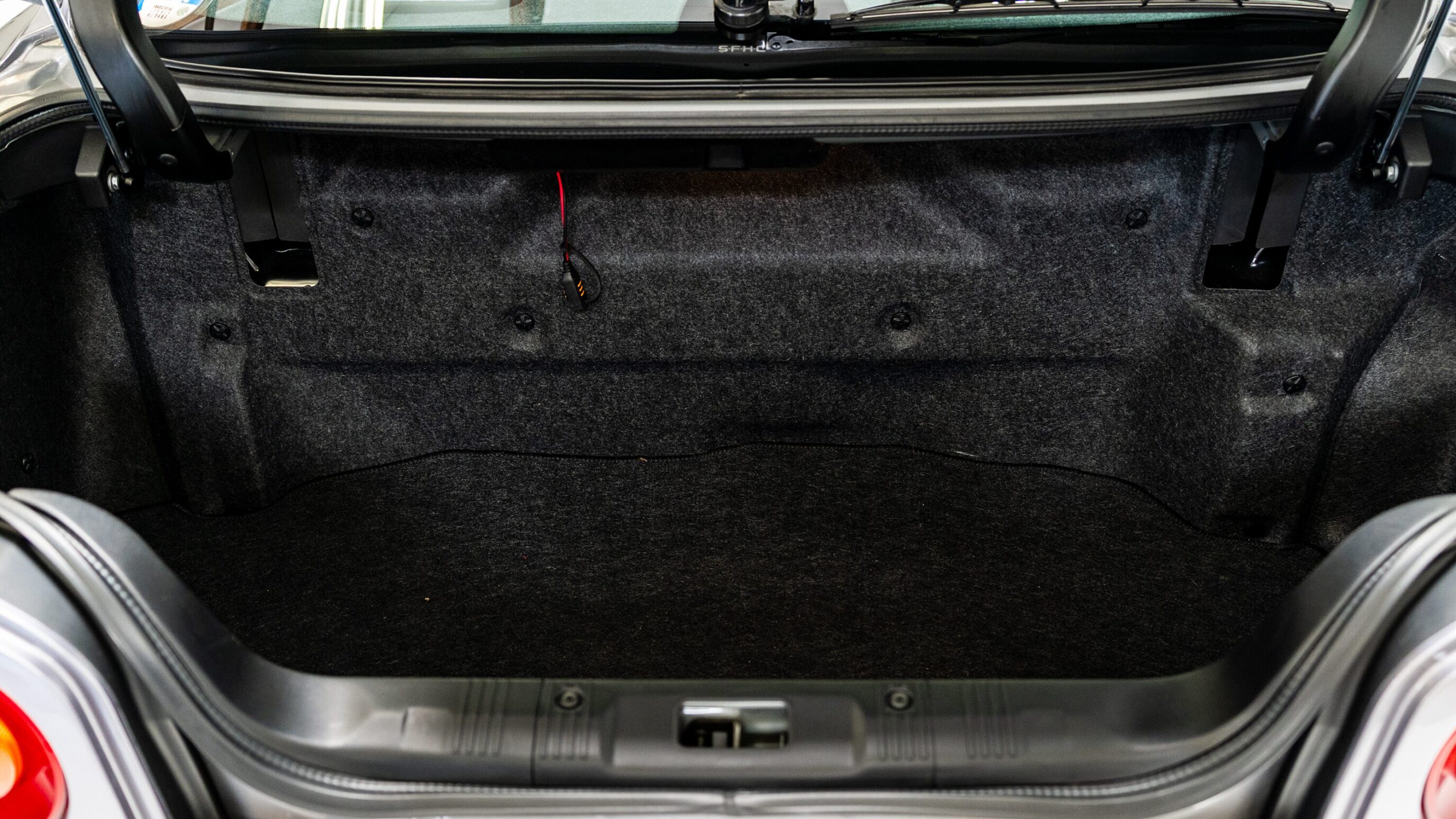 
								1999 Nissan Skyline GTR (BNR34) V-Spec Athlete Silver full									