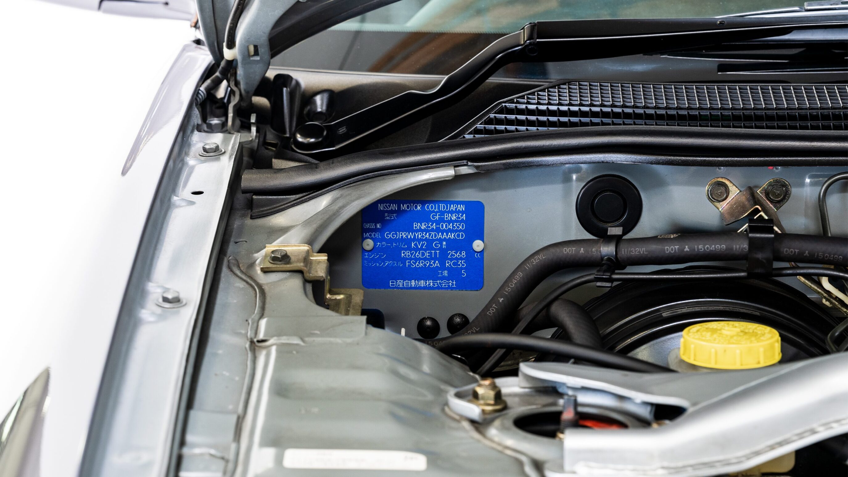 
								1999 Nissan Skyline GTR (BNR34) V-Spec Athlete Silver full									