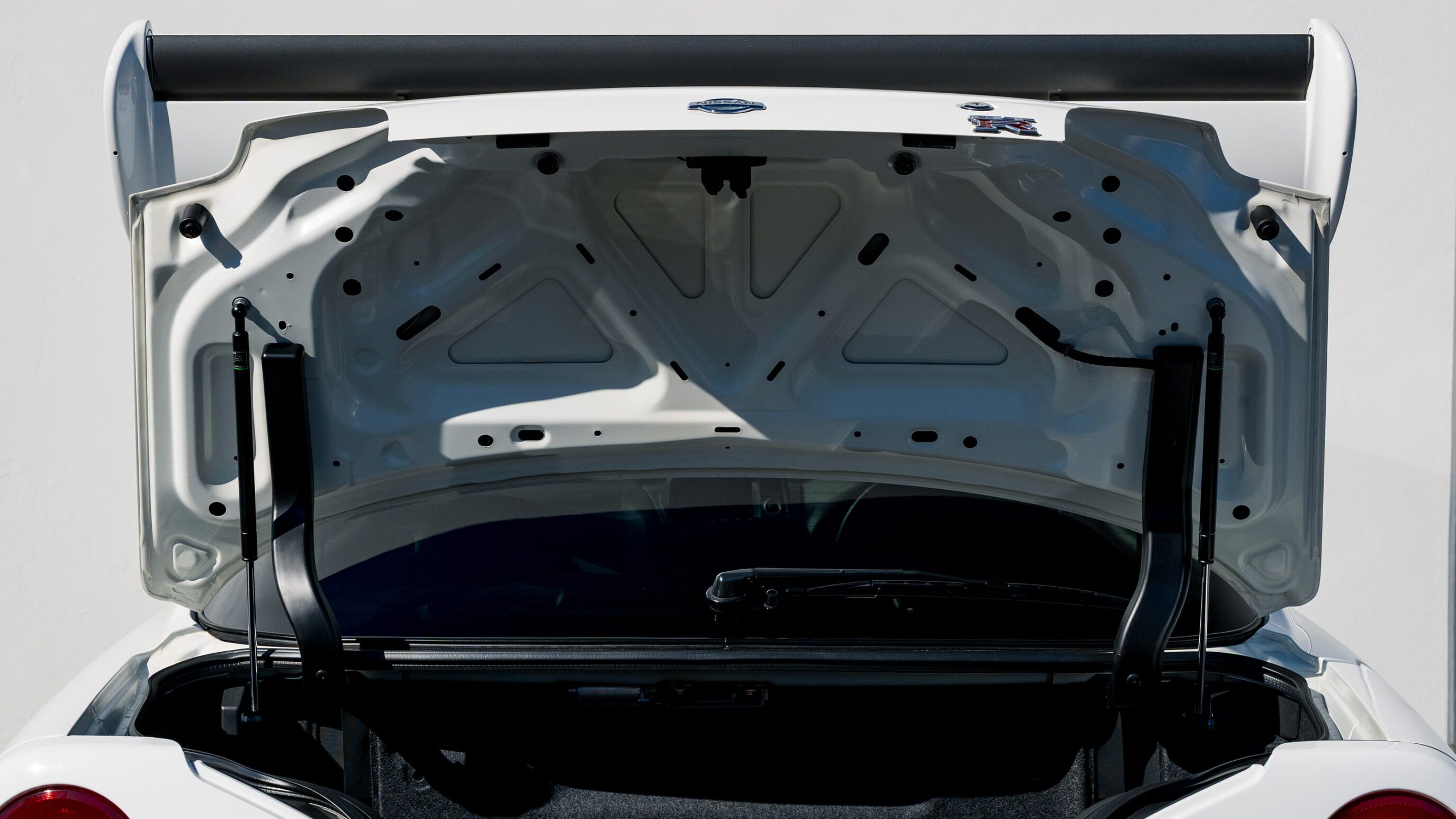 
								2000 Nissan Skyline GTR (BNR34) V-Spec II White full									