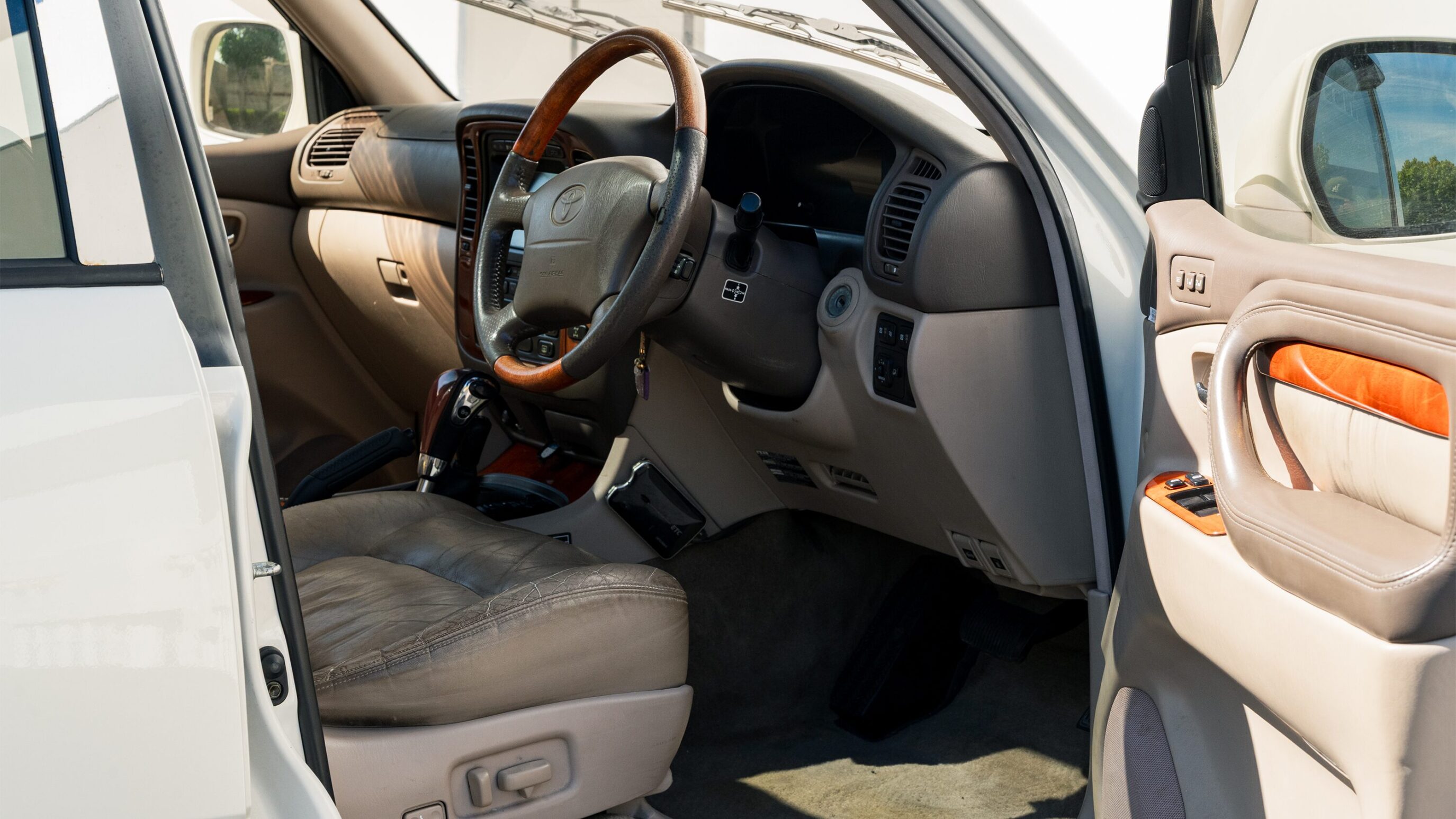 
								Toyota Land Cruiser Cygnus full									