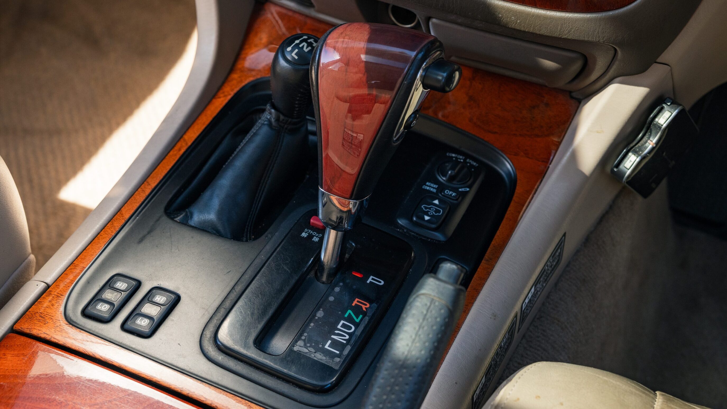 
								Toyota Land Cruiser Cygnus full									