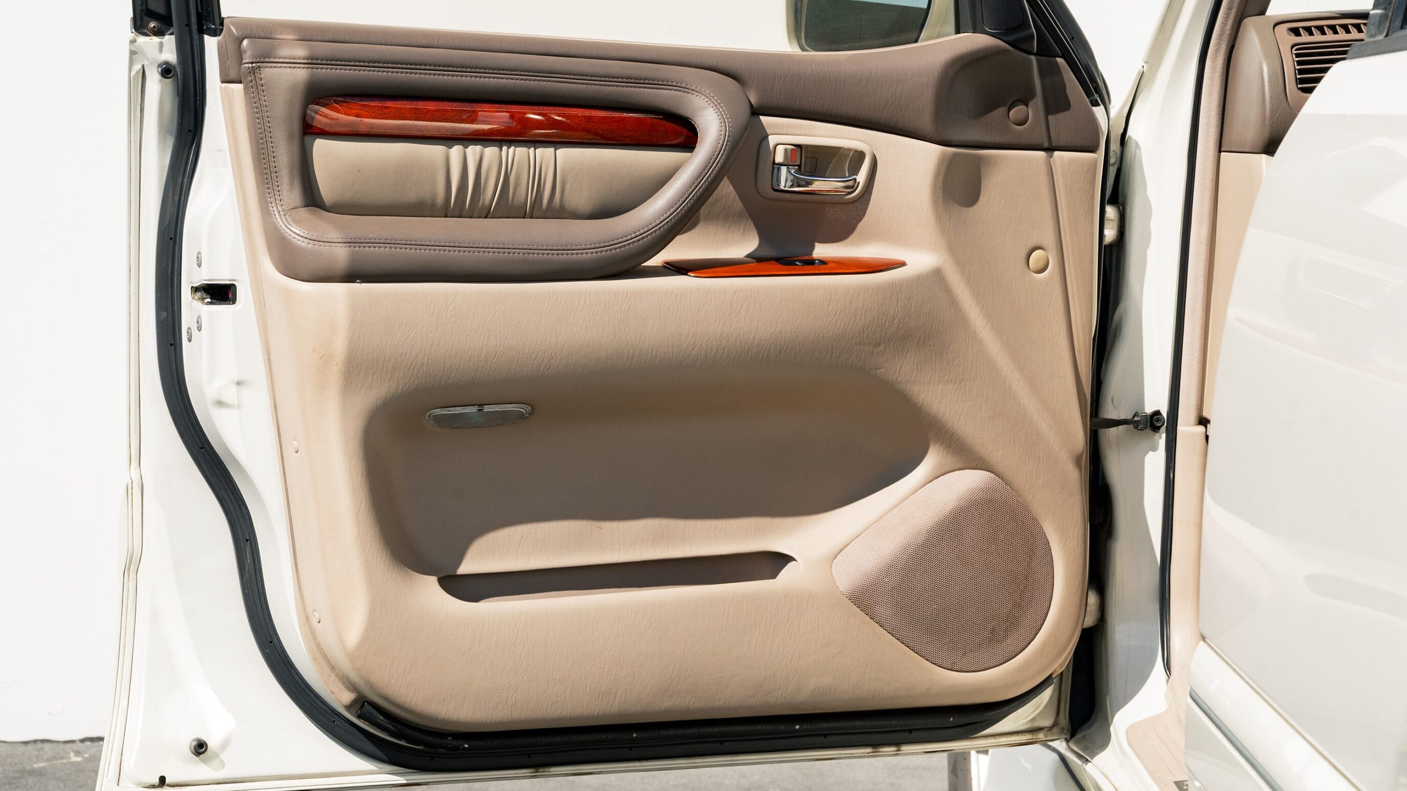 
								Toyota Land Cruiser Cygnus full									