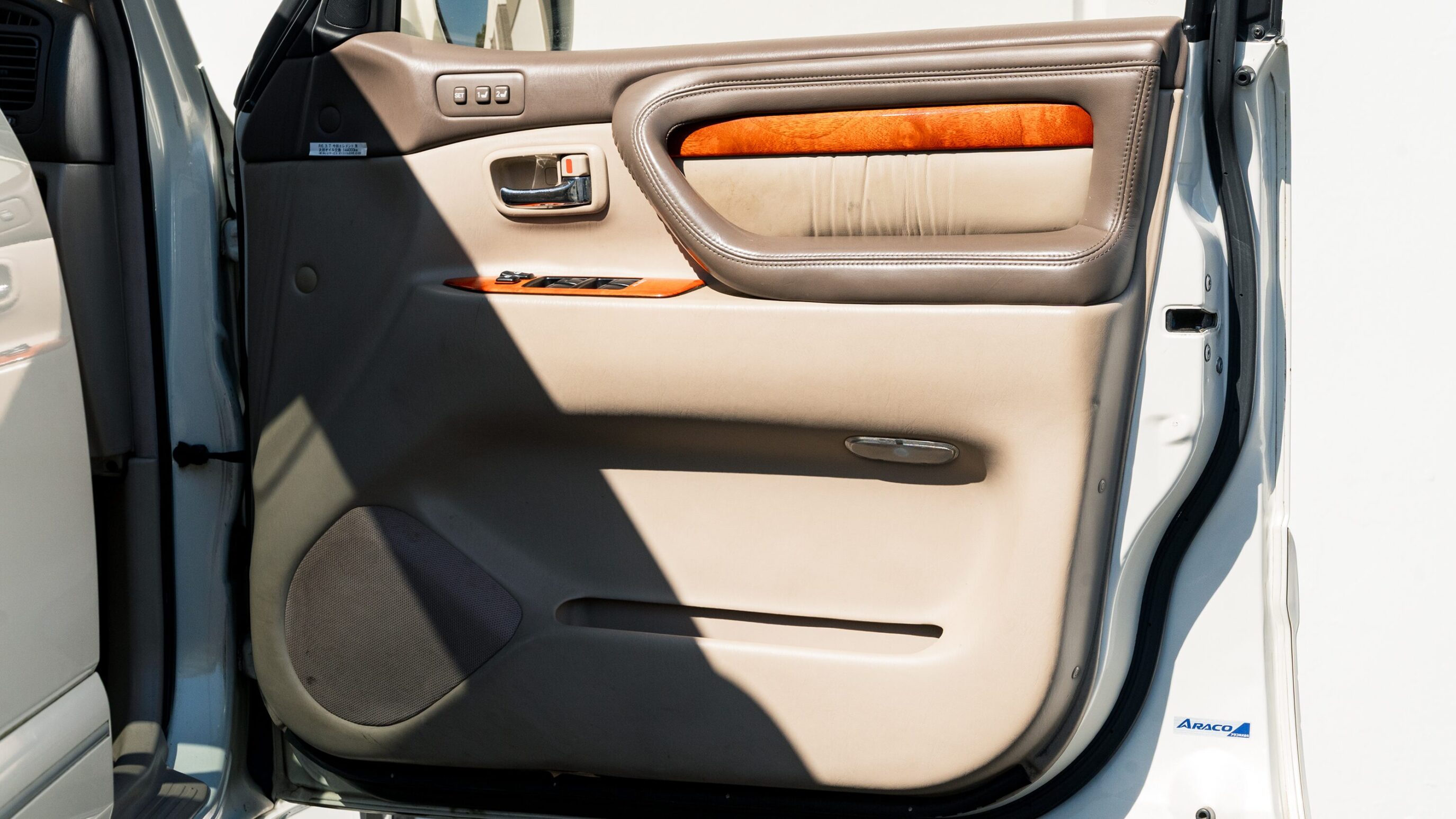 
								Toyota Land Cruiser Cygnus full									