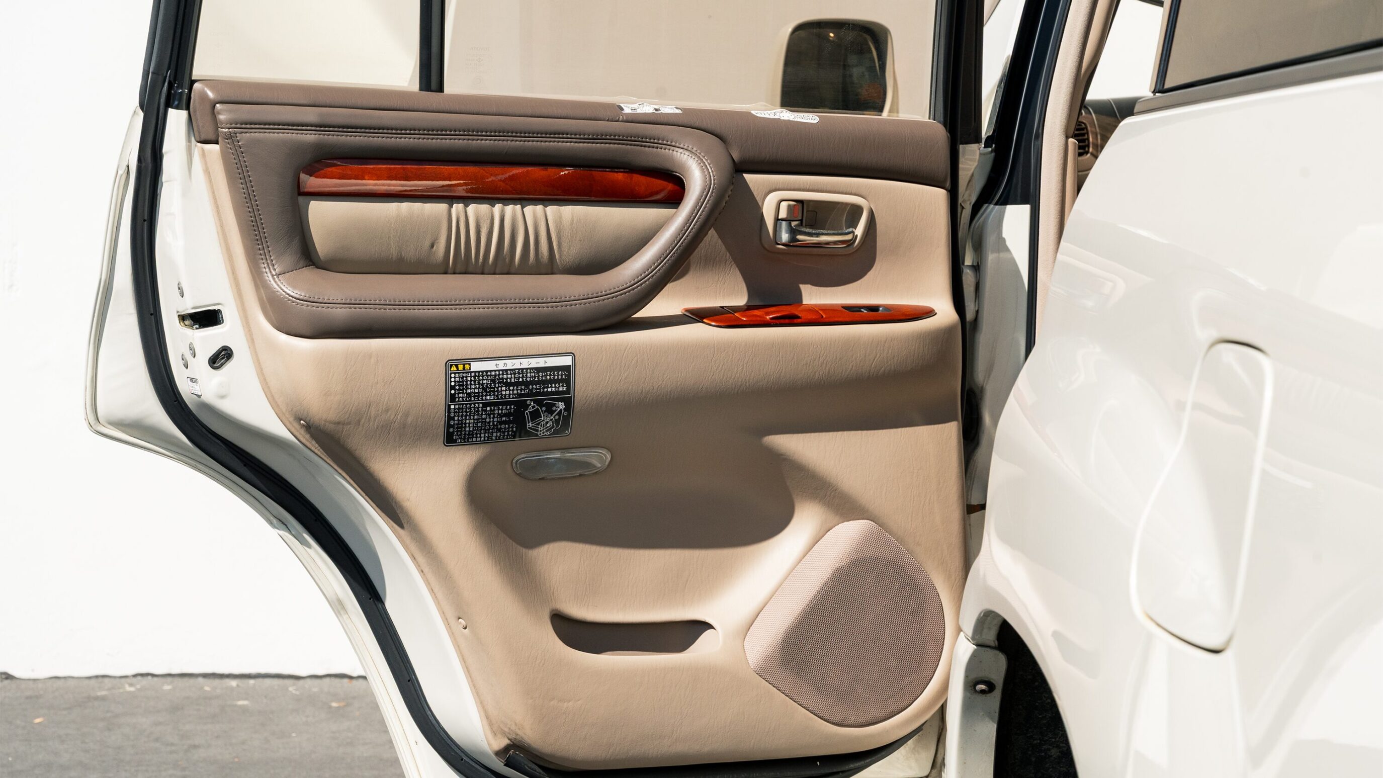 
								Toyota Land Cruiser Cygnus full									