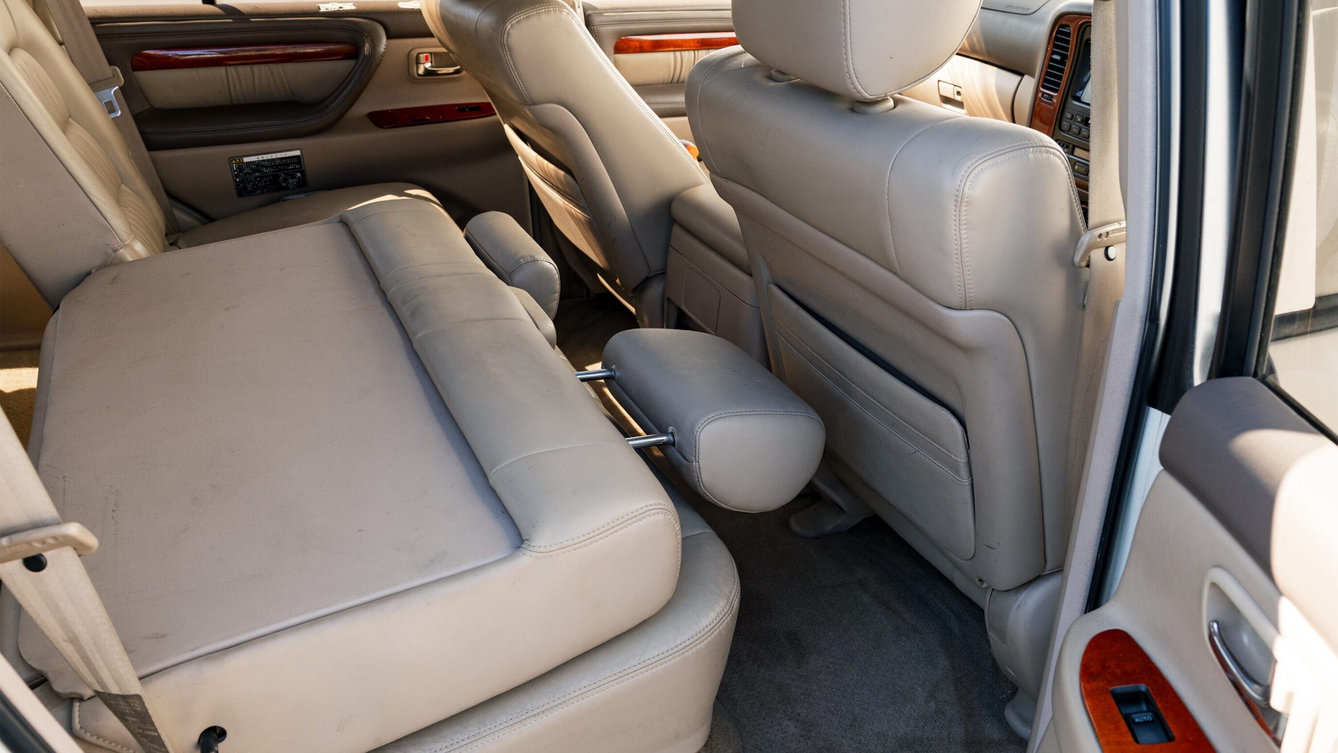 
								Toyota Land Cruiser Cygnus full									