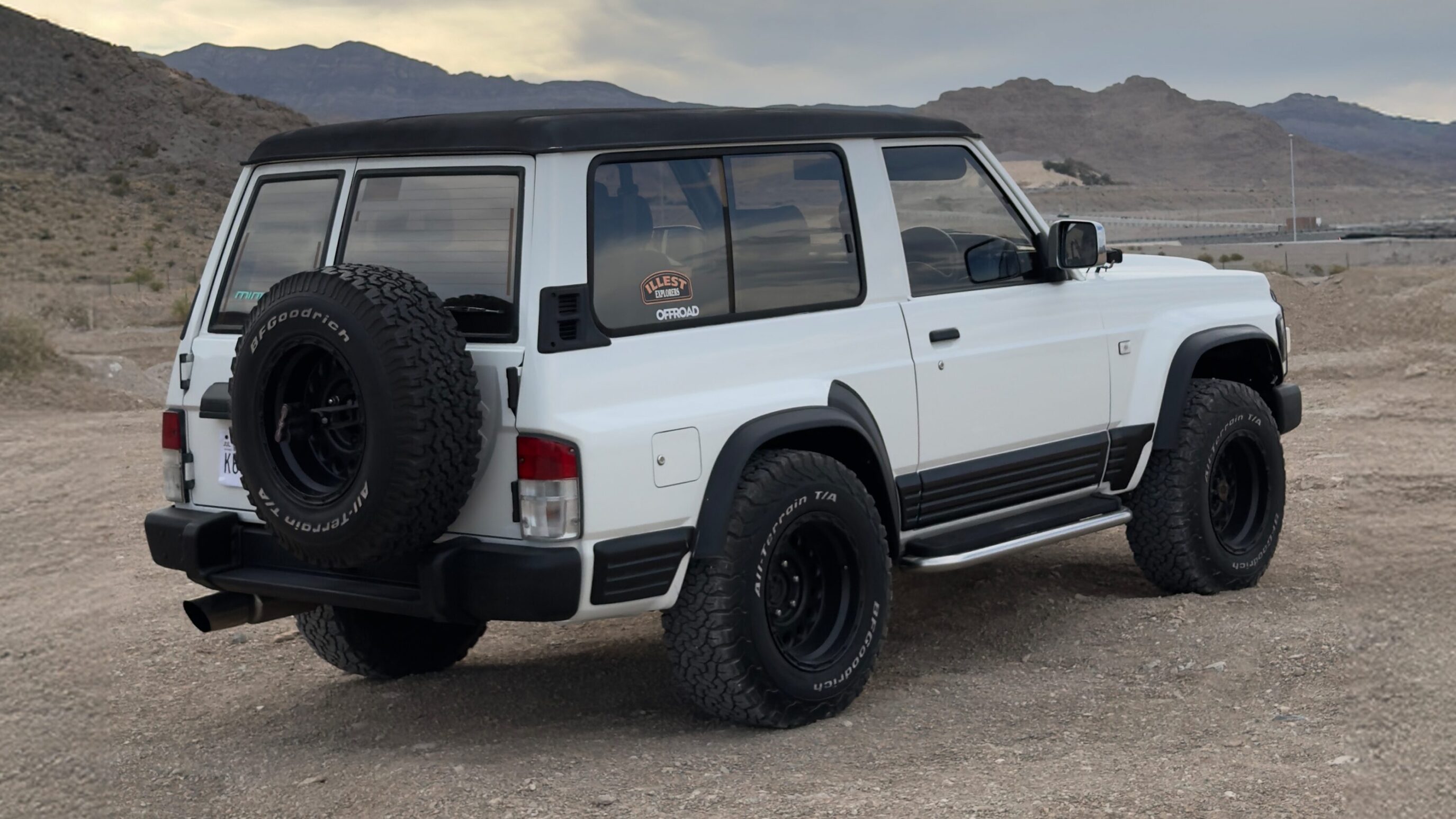 
								1996 Nissan Safari Granroad 3-Door White full									