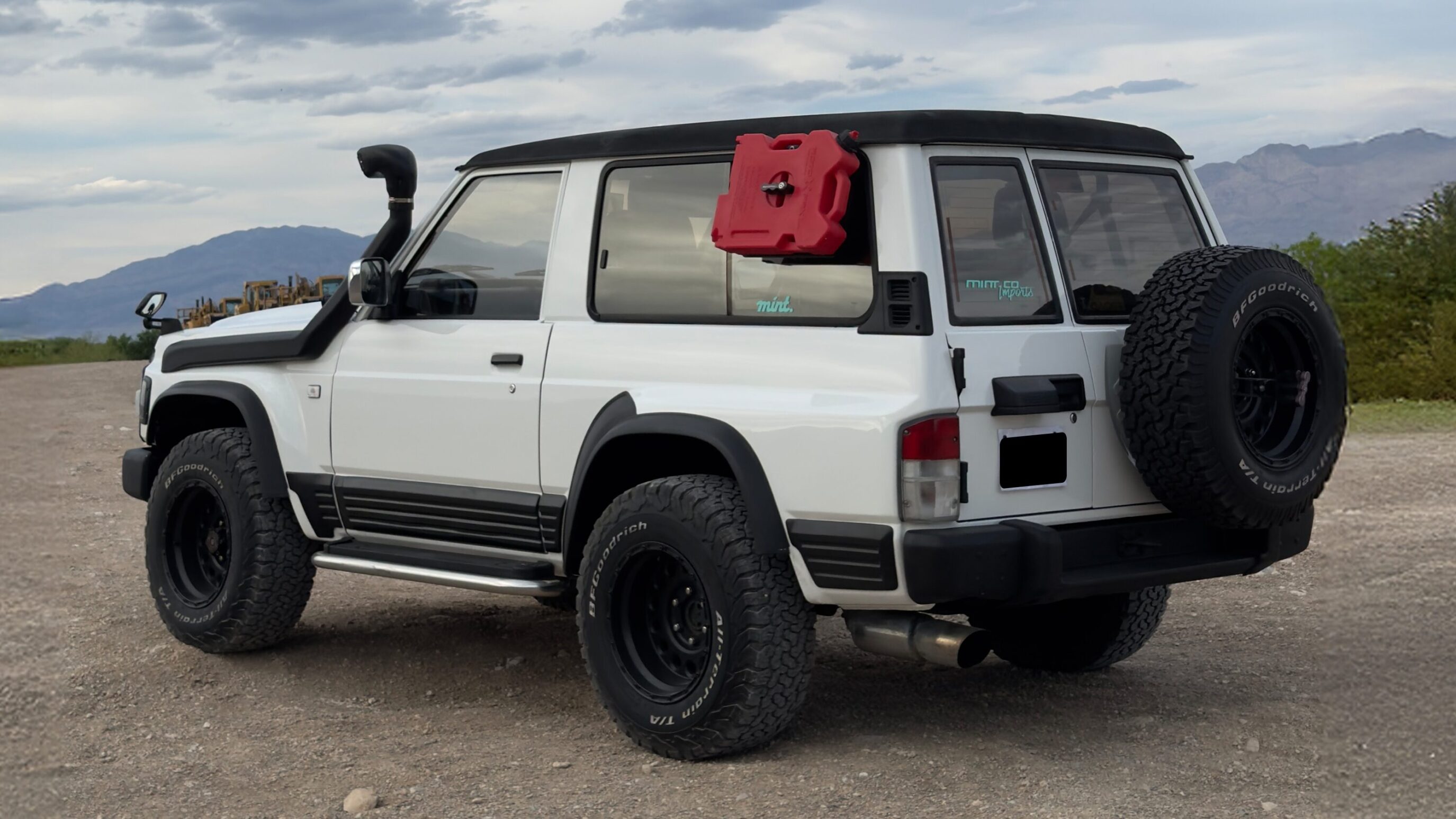 
								1996 Nissan Safari Granroad 3-Door White full									