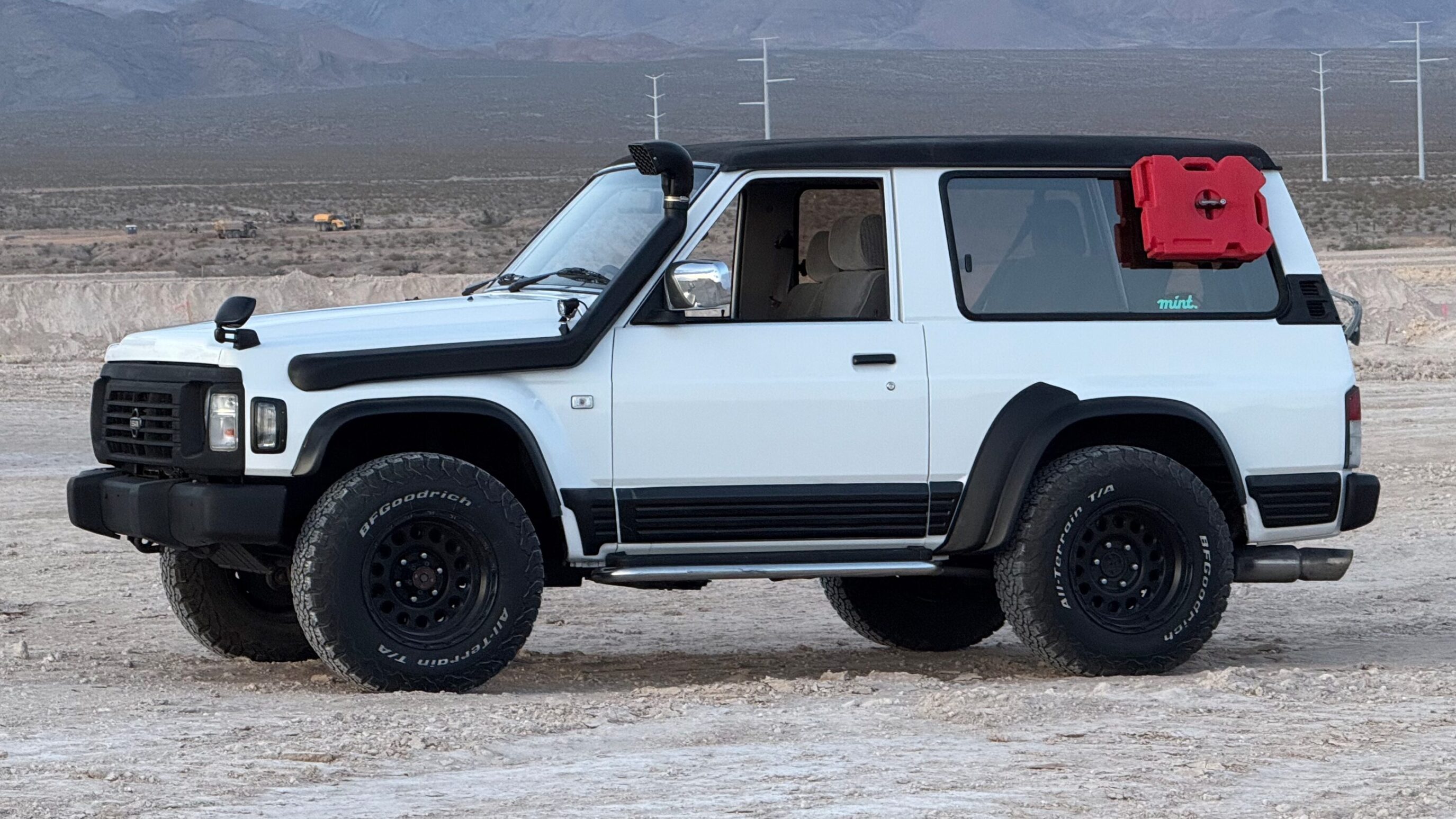 
								1996 Nissan Safari Granroad 3-Door White full									