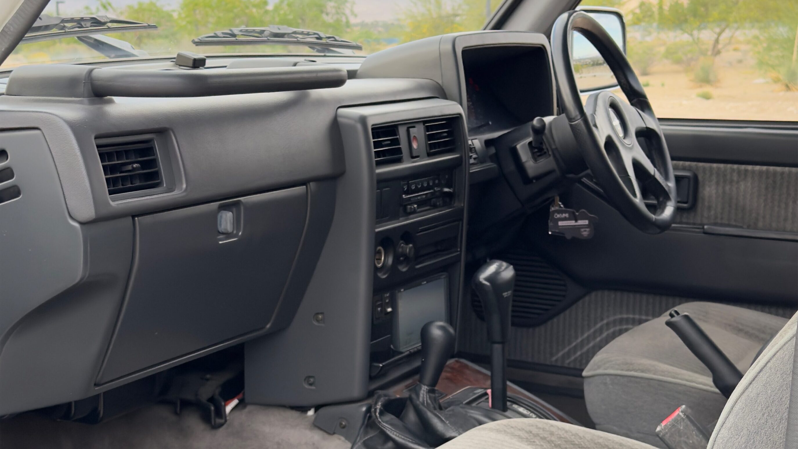 
								1996 Nissan Safari Granroad 3-Door White full									