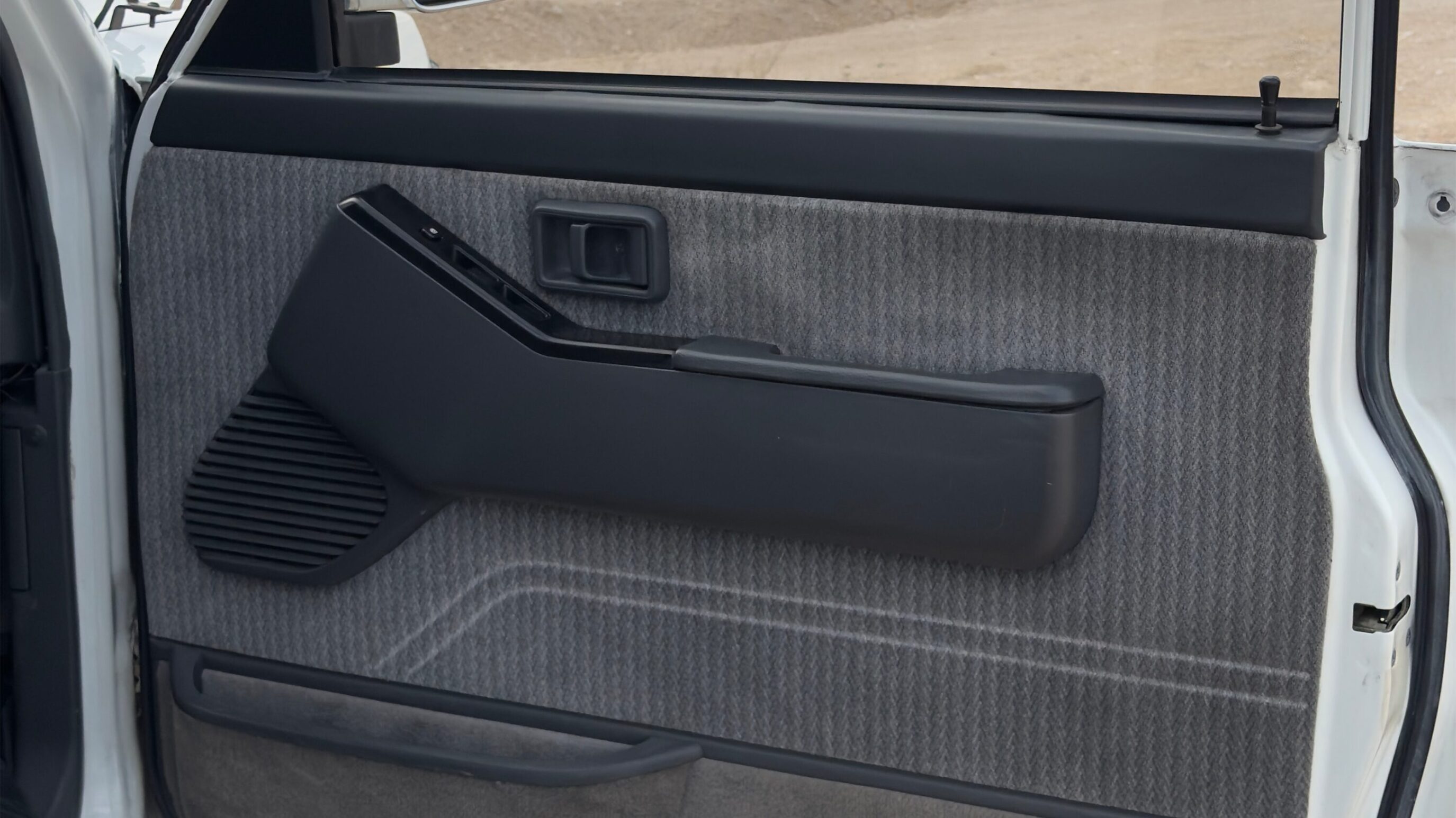 
								1996 Nissan Safari Granroad 3-Door White full									