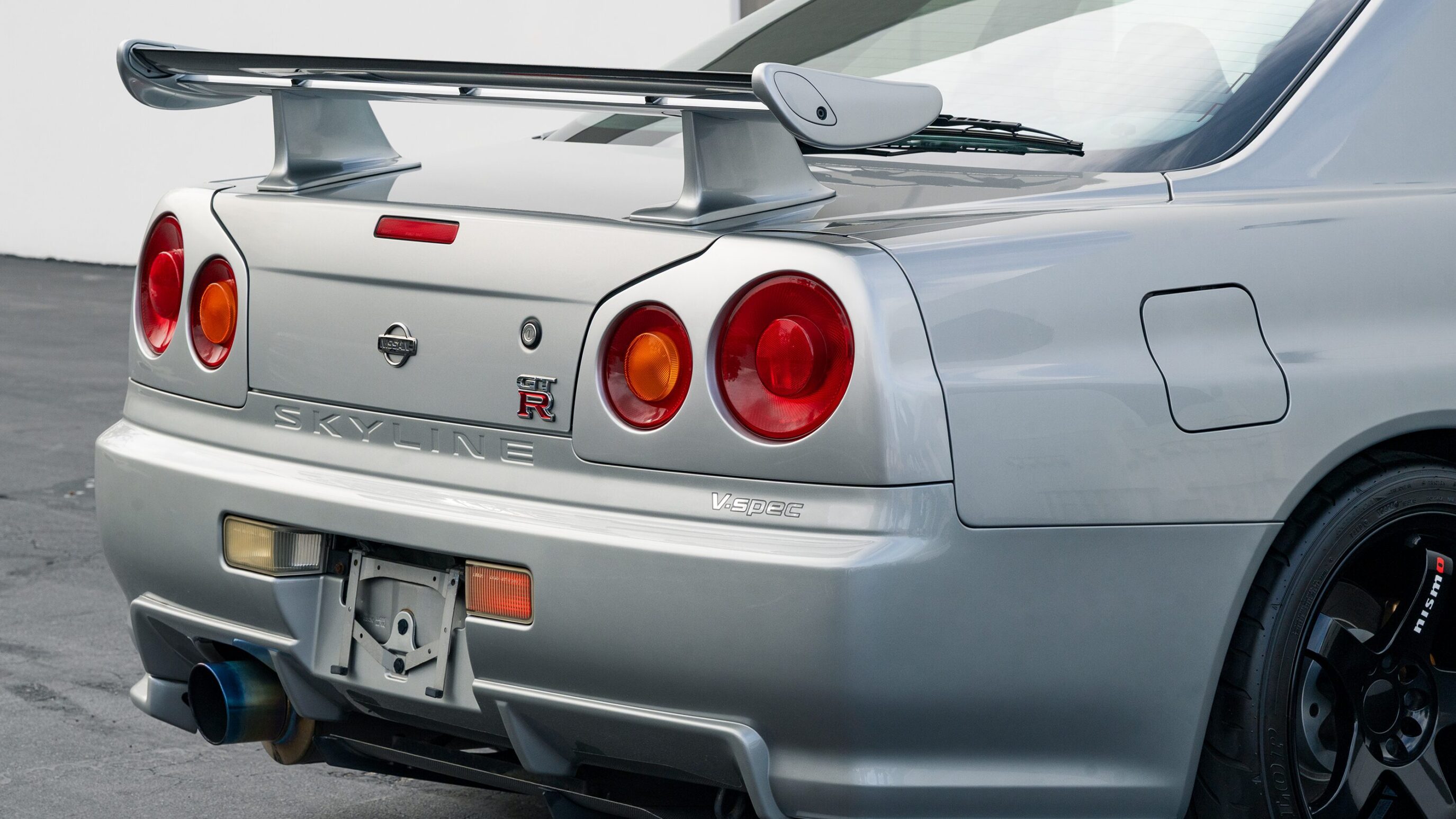 
								1999 Nissan Skyline GTR (BNR34) V-Spec Sonic Silver full									