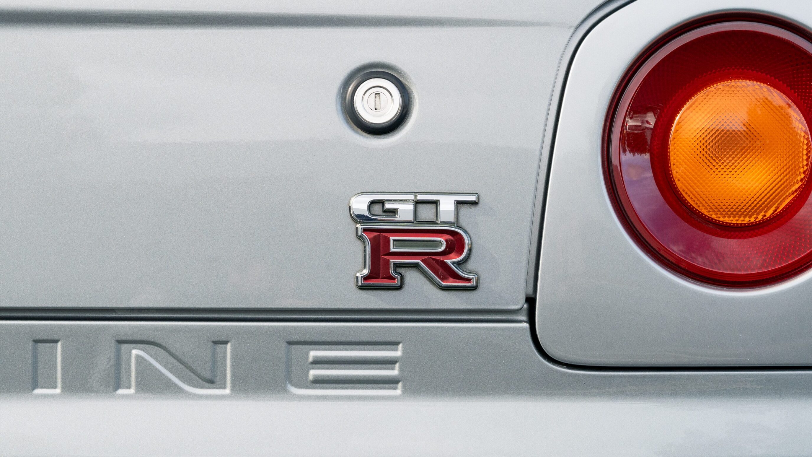 
								1999 Nissan Skyline GTR (BNR34) V-Spec Sonic Silver full									