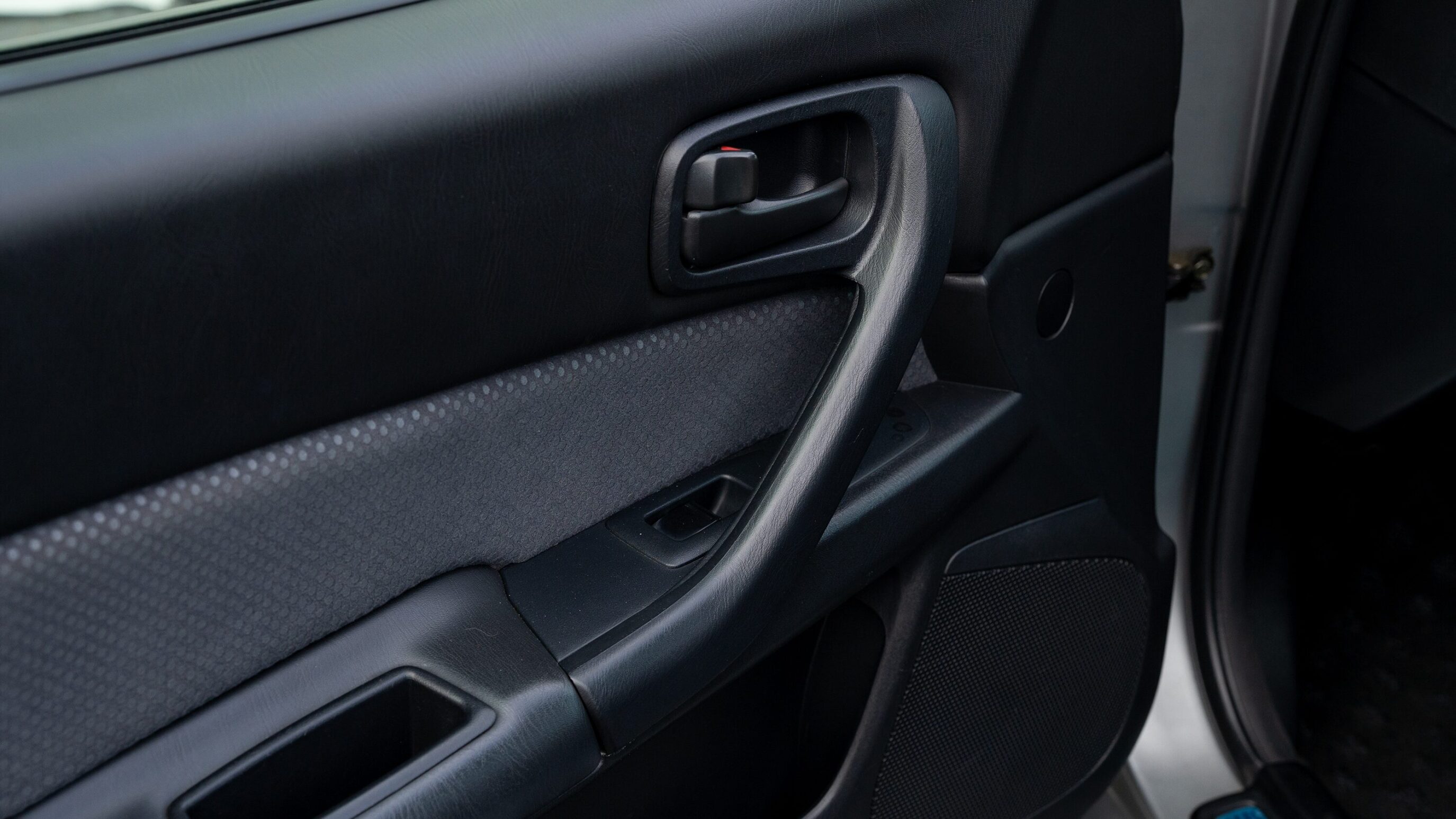 
								1999 Nissan Skyline GTR (BNR34) V-Spec Sonic Silver full									