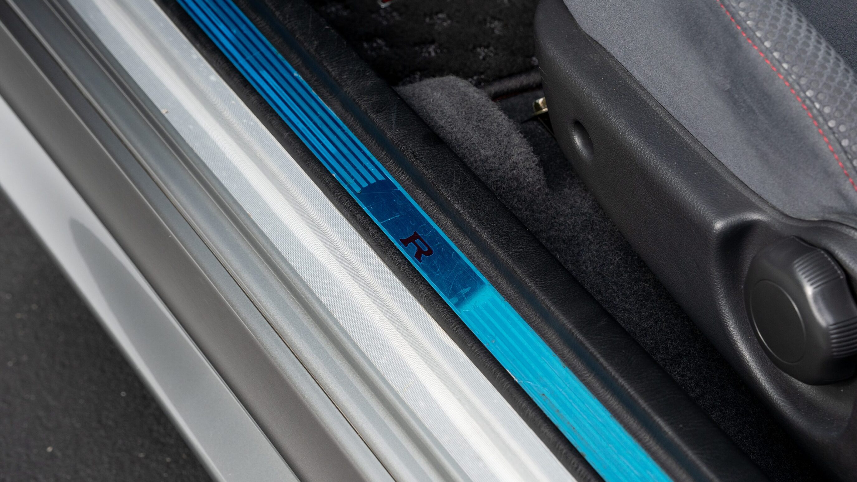 
								1999 Nissan Skyline GTR (BNR34) V-Spec Sonic Silver full									