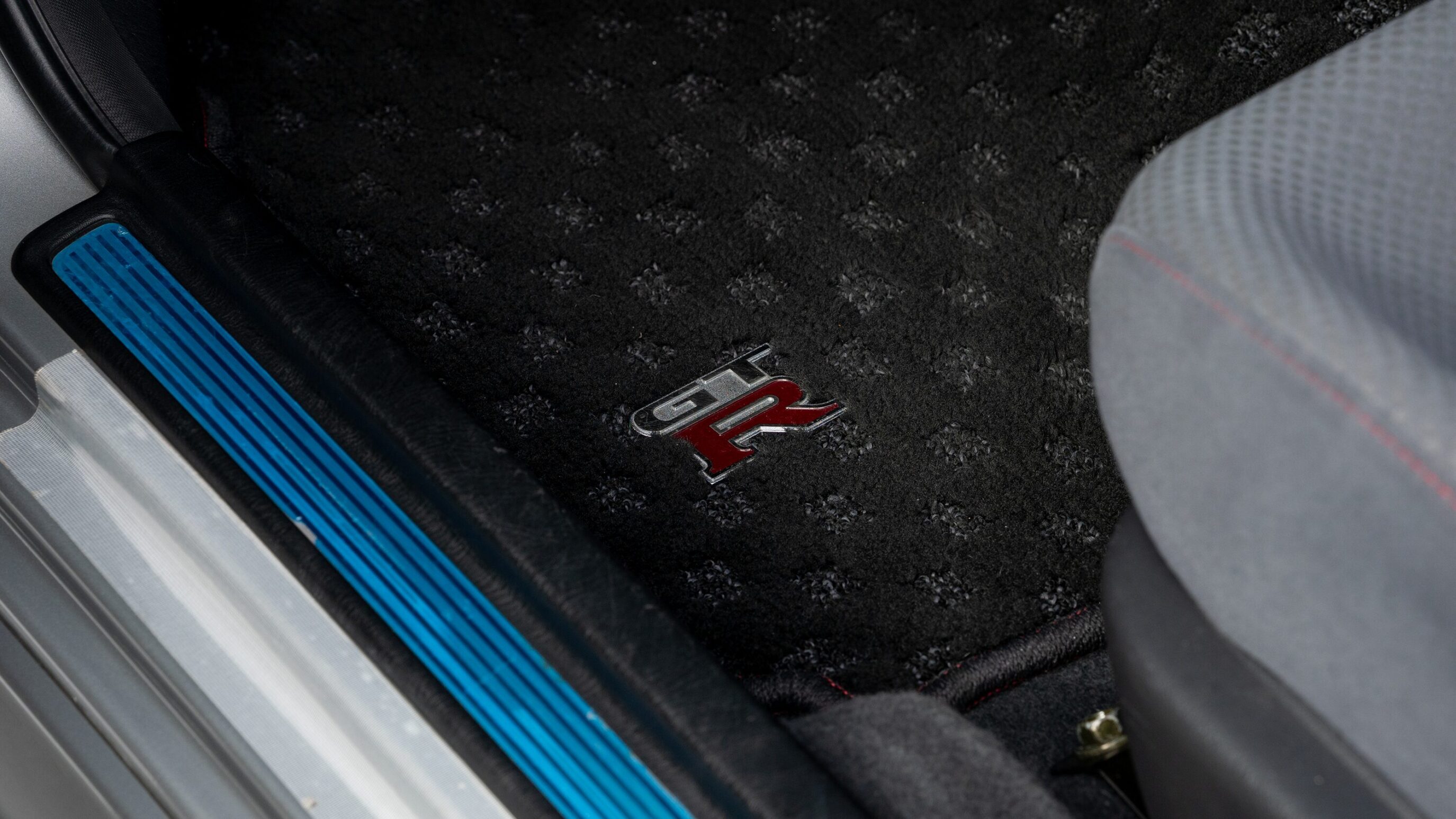 
								1999 Nissan Skyline GTR (BNR34) V-Spec Sonic Silver full									