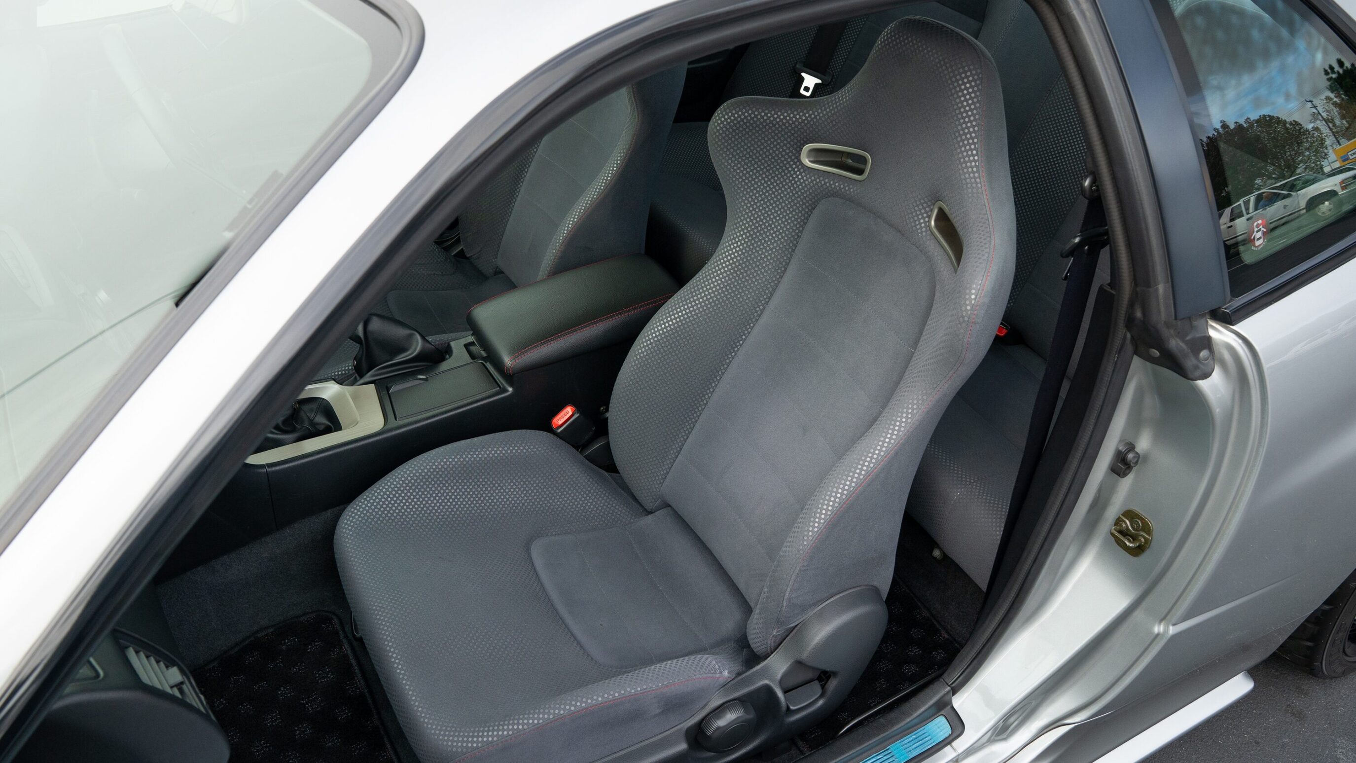 
								1999 Nissan Skyline GTR (BNR34) V-Spec Sonic Silver full									