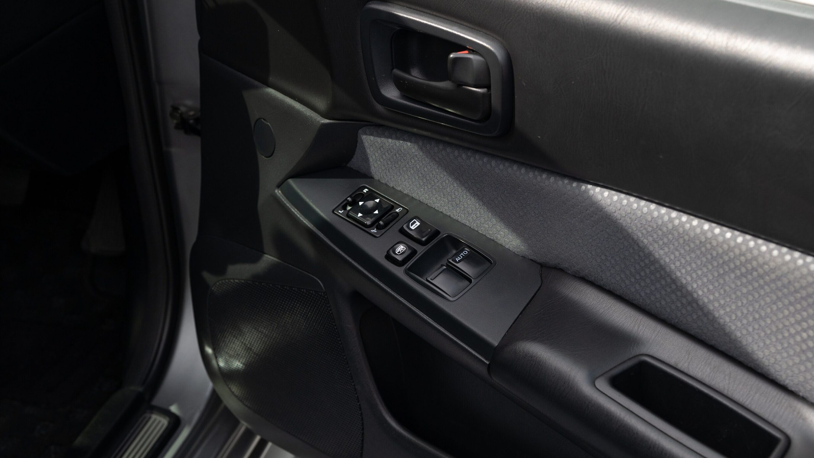 
								1999 Nissan Skyline GTR (BNR34) V-Spec Sonic Silver full									