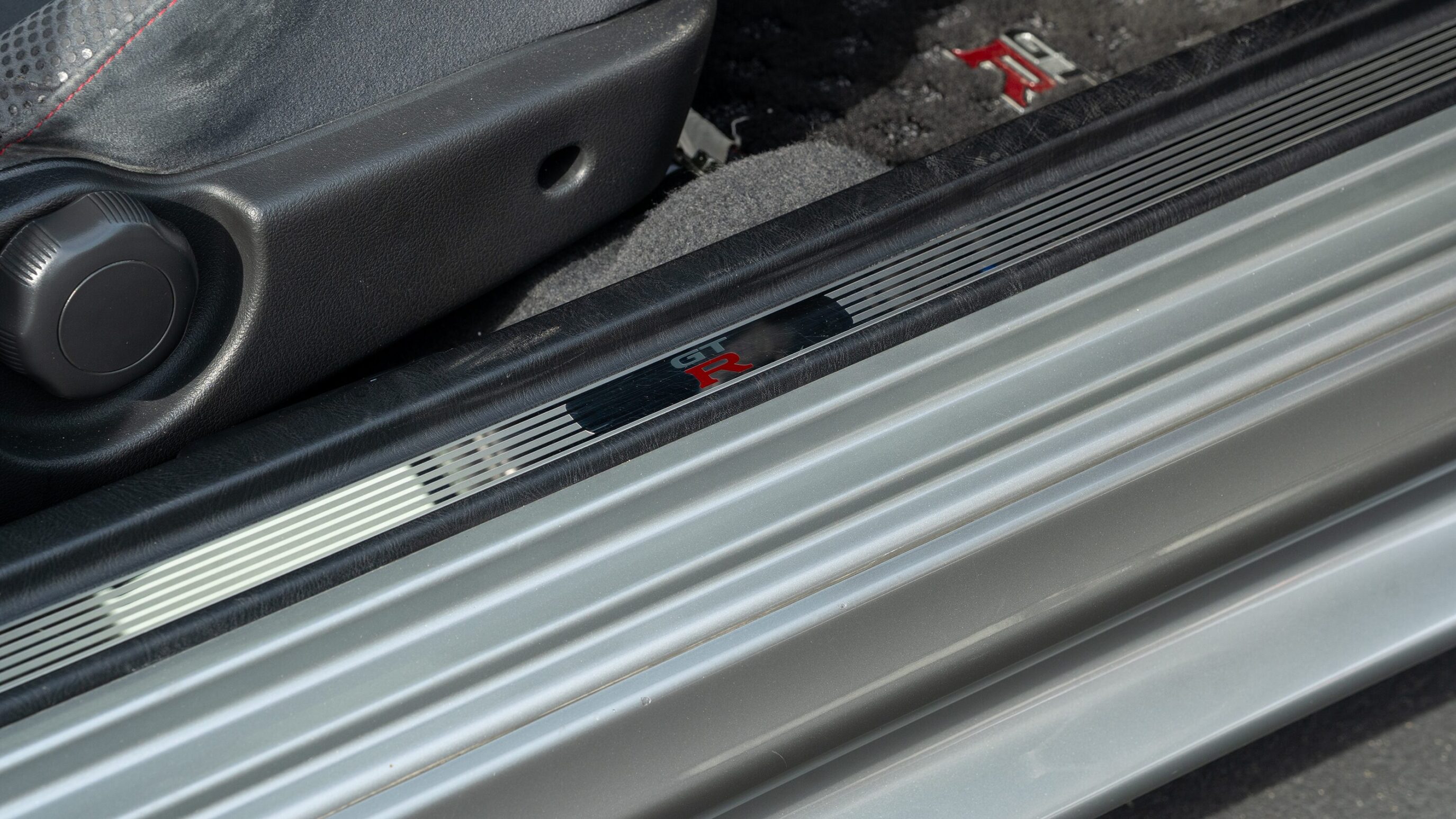 
								1999 Nissan Skyline GTR (BNR34) V-Spec Sonic Silver full									