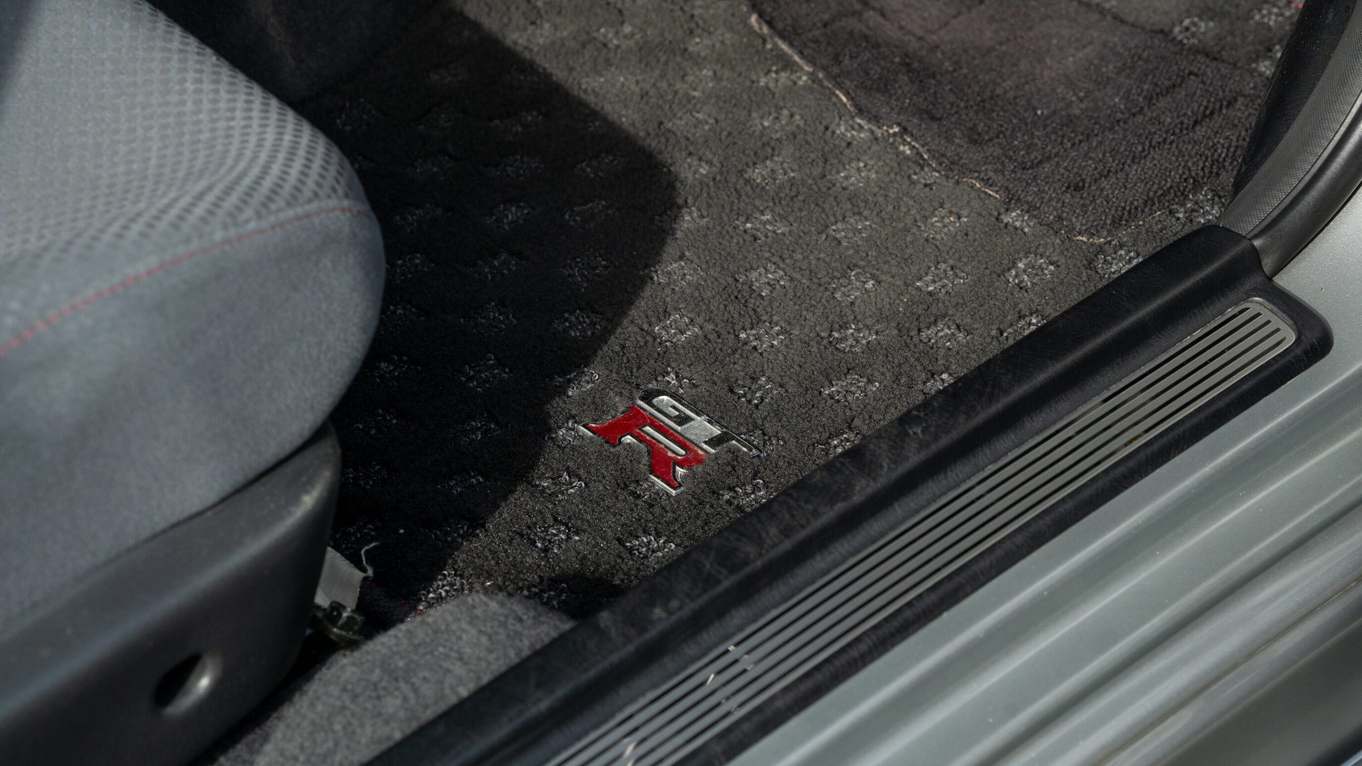 
								1999 Nissan Skyline GTR (BNR34) V-Spec Sonic Silver full									