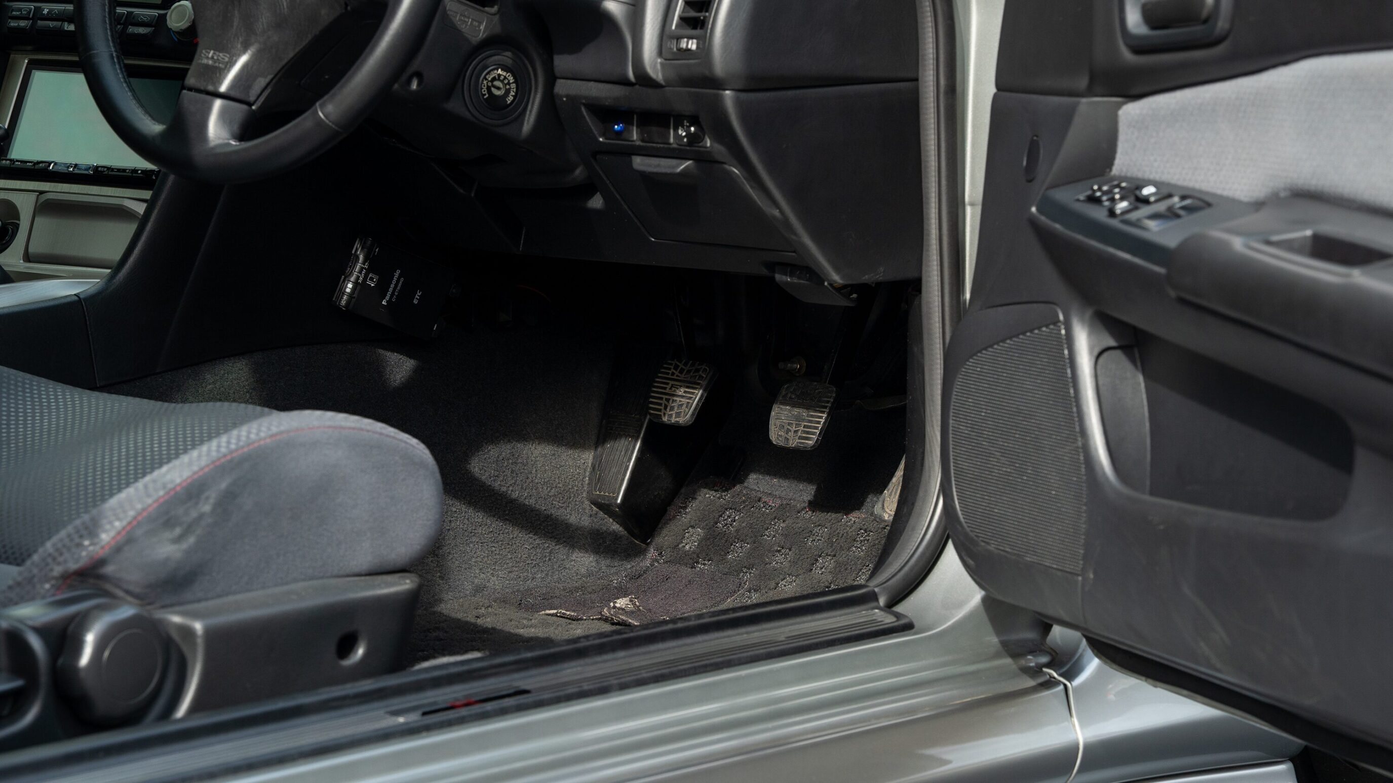 
								1999 Nissan Skyline GTR (BNR34) V-Spec Sonic Silver full									